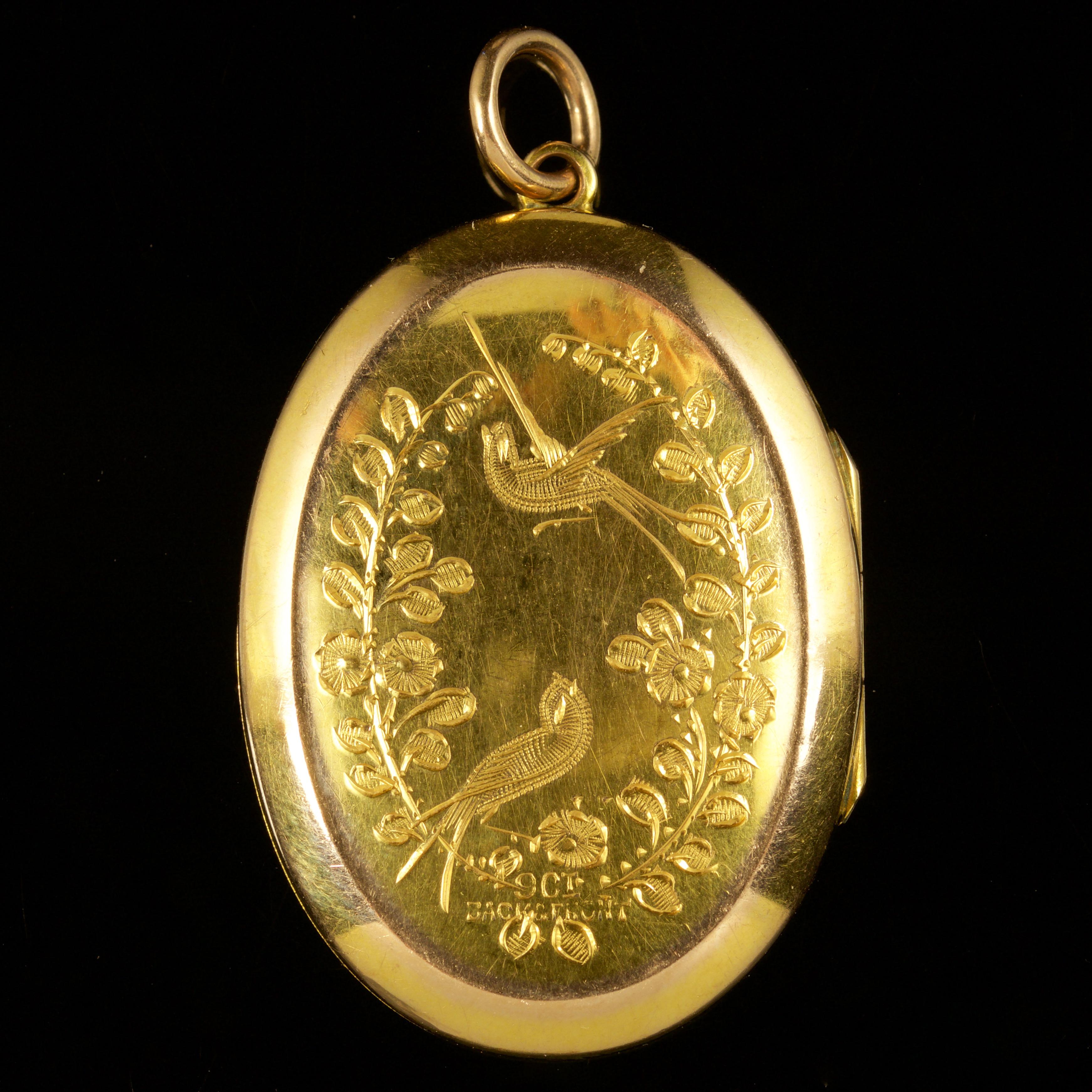 Antique Victorian Gold Locket 9 Carat, circa 1900 In Excellent Condition In Lancaster, Lancashire