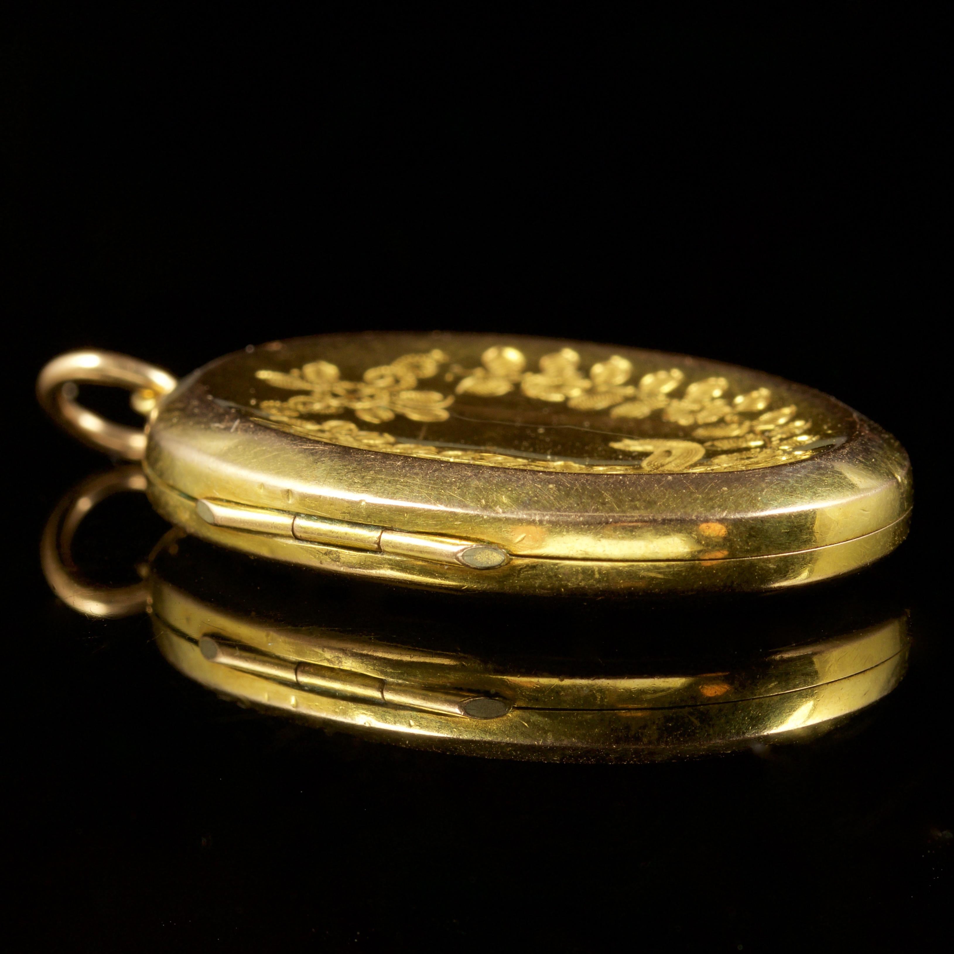 Antique Victorian Gold Locket 9 Carat, circa 1900 1