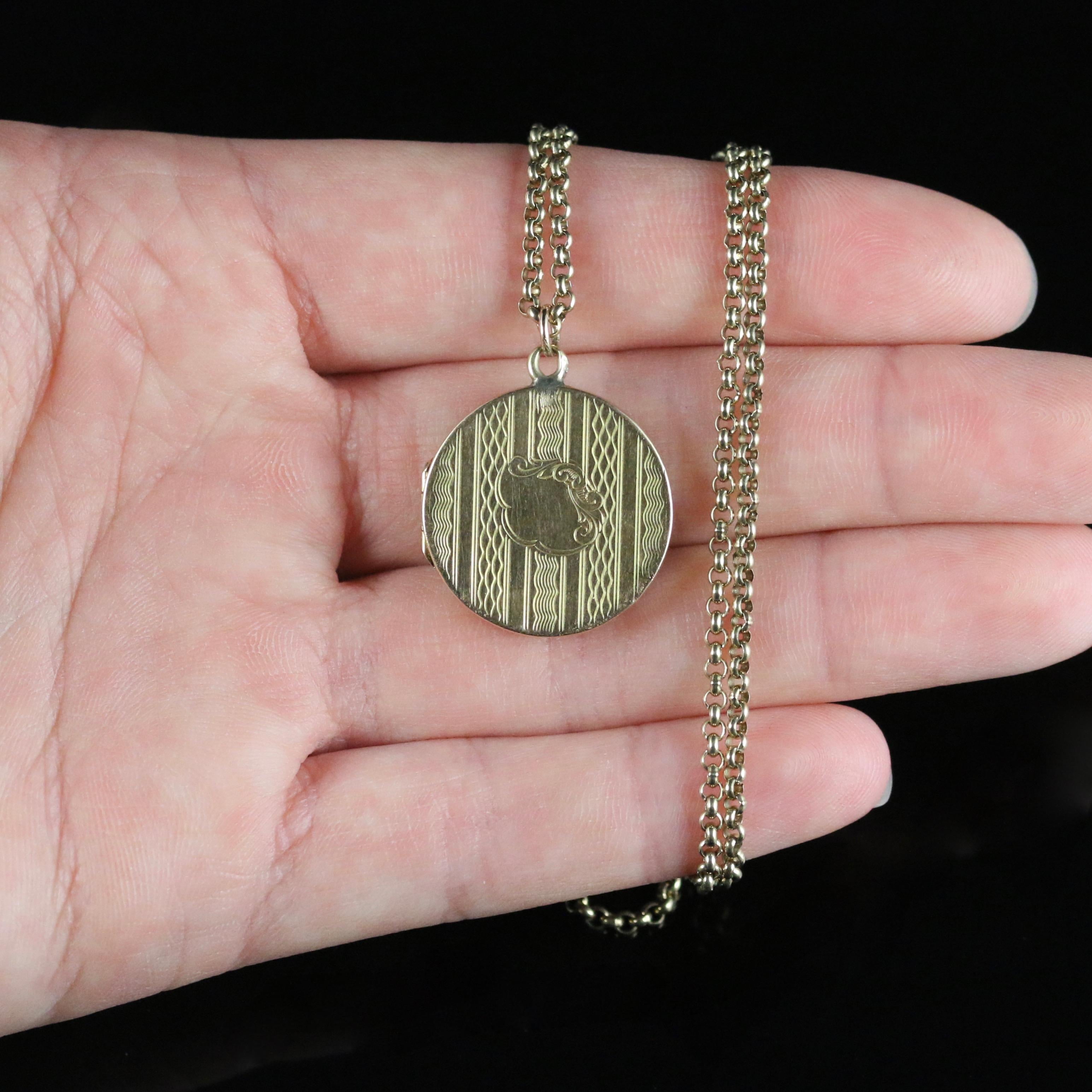 Antique Victorian Gold Locket Dated Birmingham 1890 15 Carat Gold For Sale 4