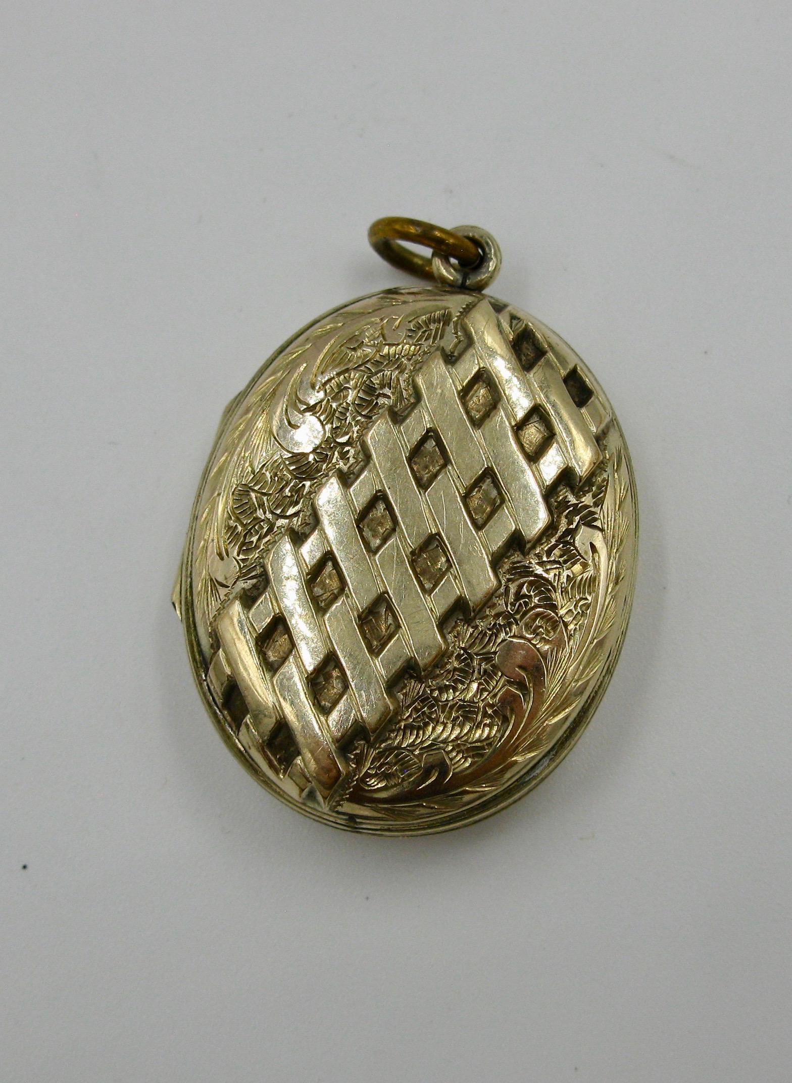 A GORGEOUS VICTORIAN BELLE EPOQUE PICTURE LOCKET PENDANT IN WARM 9K ROSE GOLD WITH BEAUTIFUL FLOWER MOTIF ENGRAVING AND A LATTICE WORK DESIGN - A PERFECT SIZE - 1 5/8 INCHES LONG!
This is just a stunning Victorian Belle Epoque picture locket!  It is