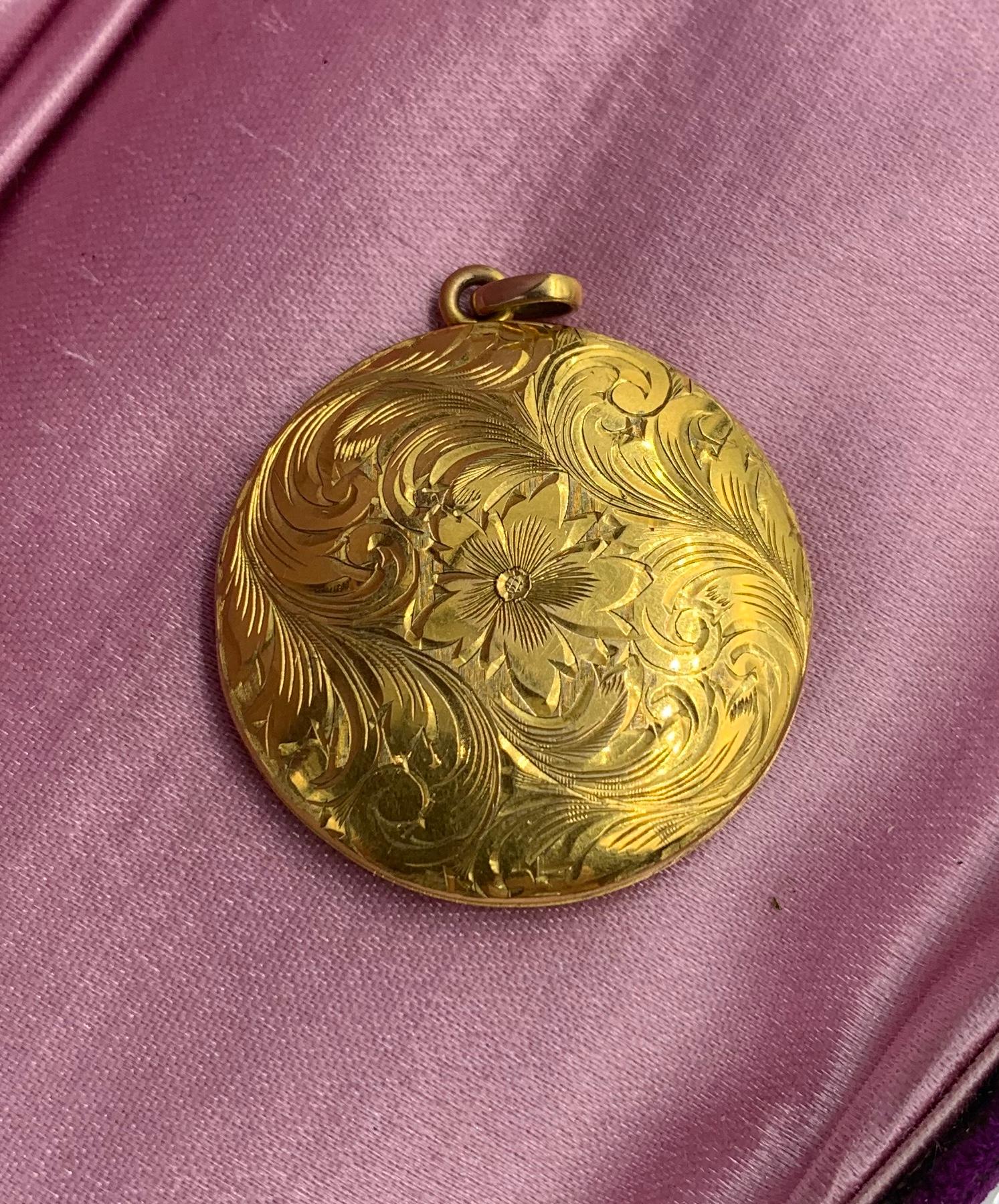 Antique Victorian Gold Locket Pendant Flower Motif Engraved Monogram For Sale 2