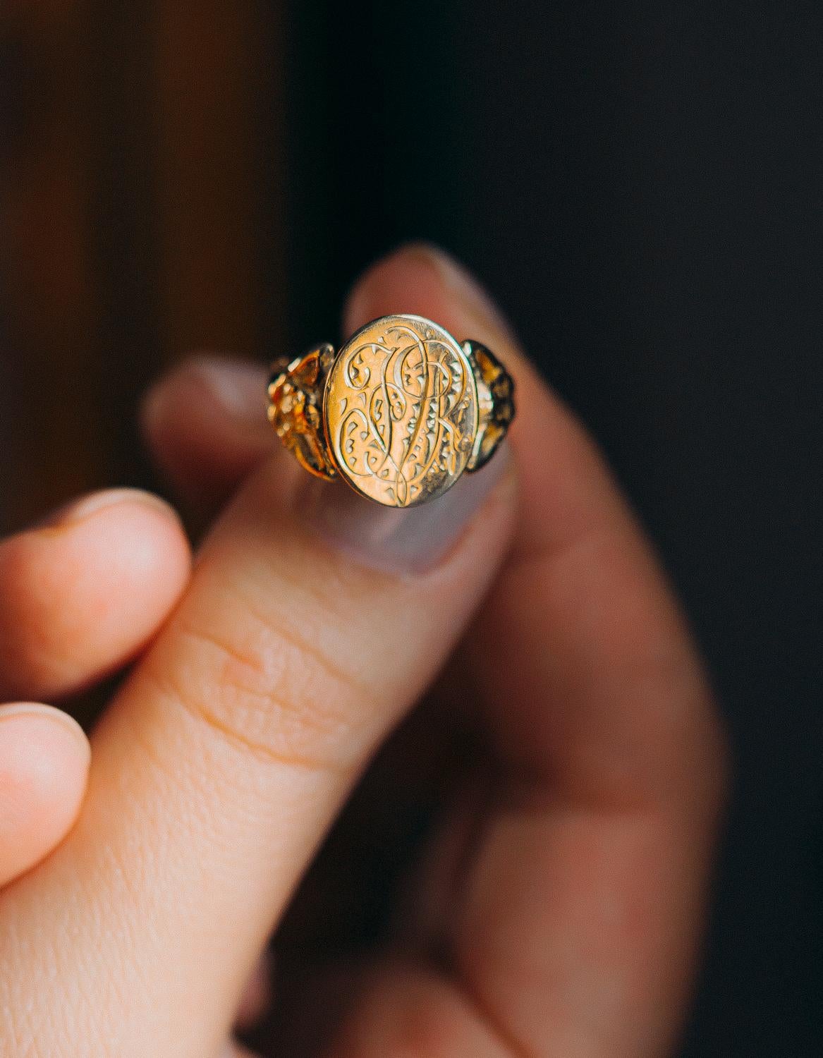 Antiker viktorianischer Gold-Monogramm-Ring, antike 14k Gold Meerjungfrau Siegelring 1800er Jahre im Zustand „Hervorragend“ im Angebot in Rottedam, NL