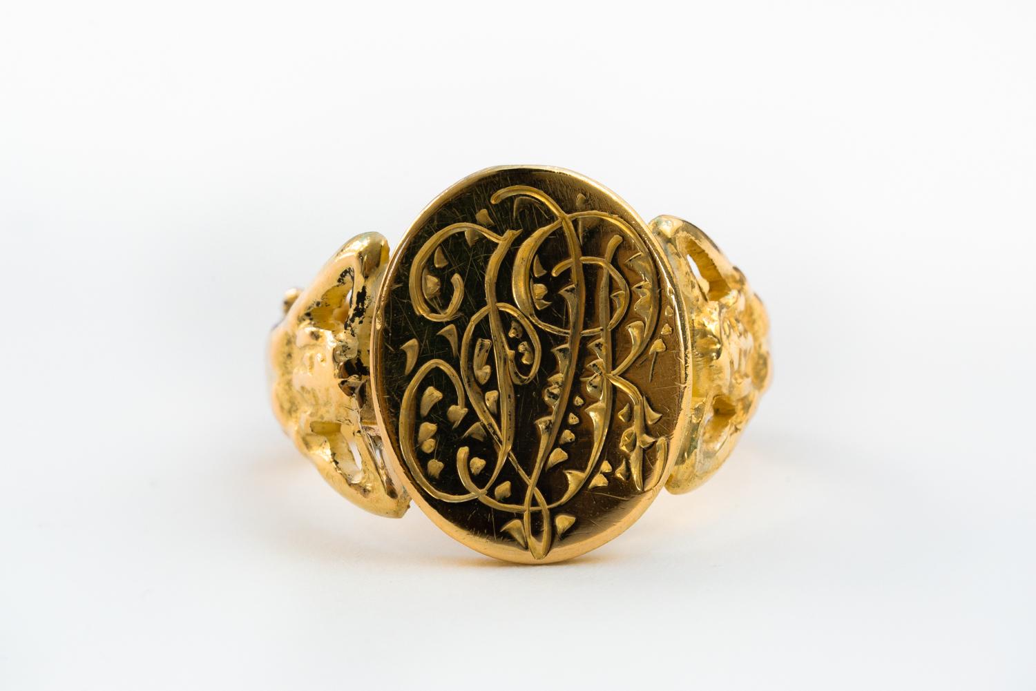 Antique Victorian Gold Monogram Ring, Antique 14k Gold Mermaid Signet Ring 1800s In Excellent Condition For Sale In Rottedam, NL