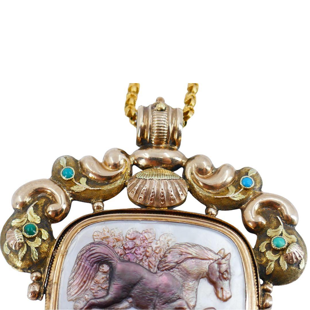 Collier victorien ancien avec pendentif équestre en nacre d'or en vente 1