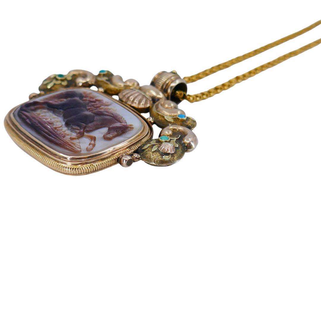 Collier victorien ancien avec pendentif équestre en nacre d'or en vente 2