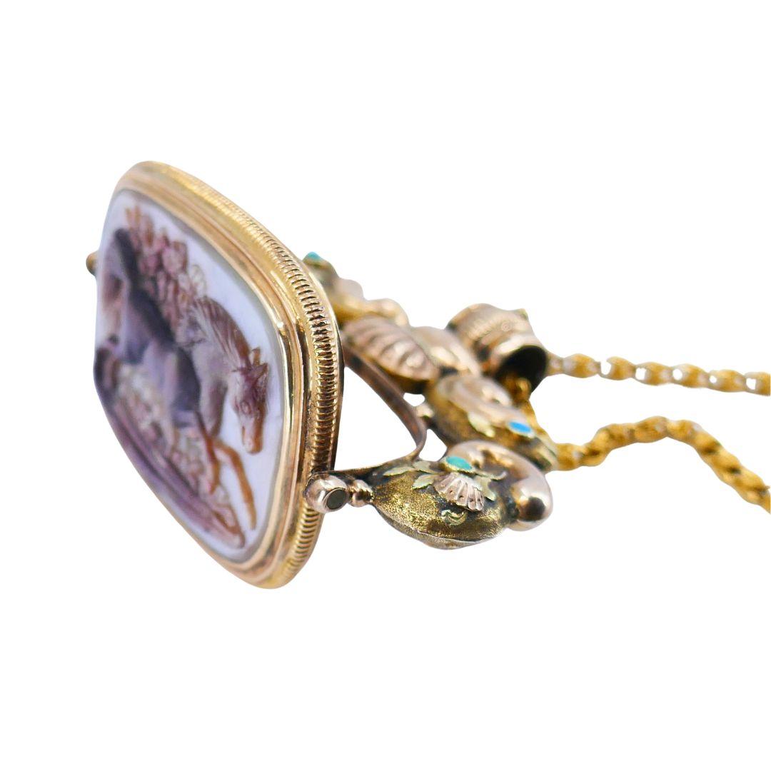 Collier victorien ancien avec pendentif équestre en nacre d'or en vente 3