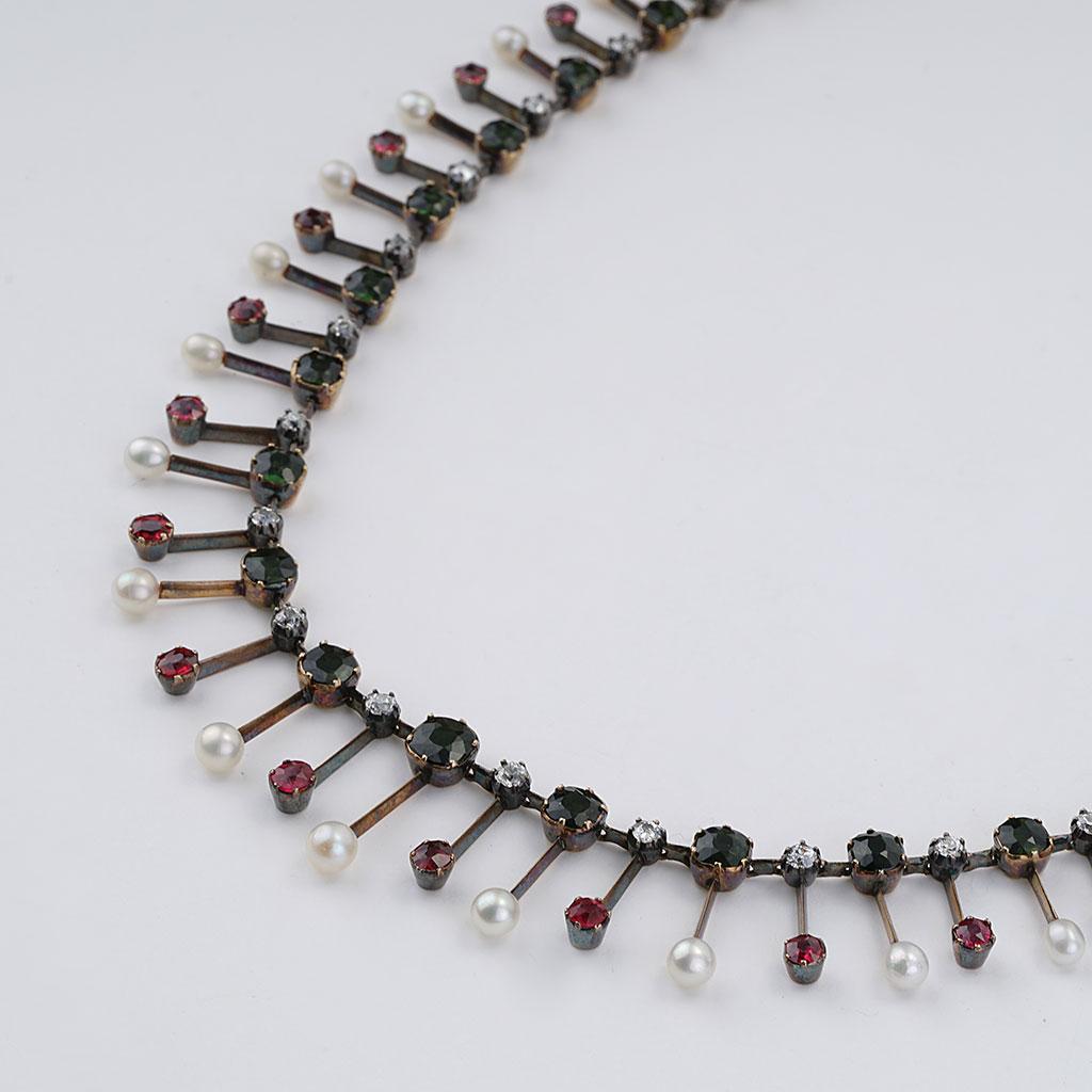 Taille ronde Collier victorien ancien en or avec diamants, perles, spinelles rouges et tourmalines en vente