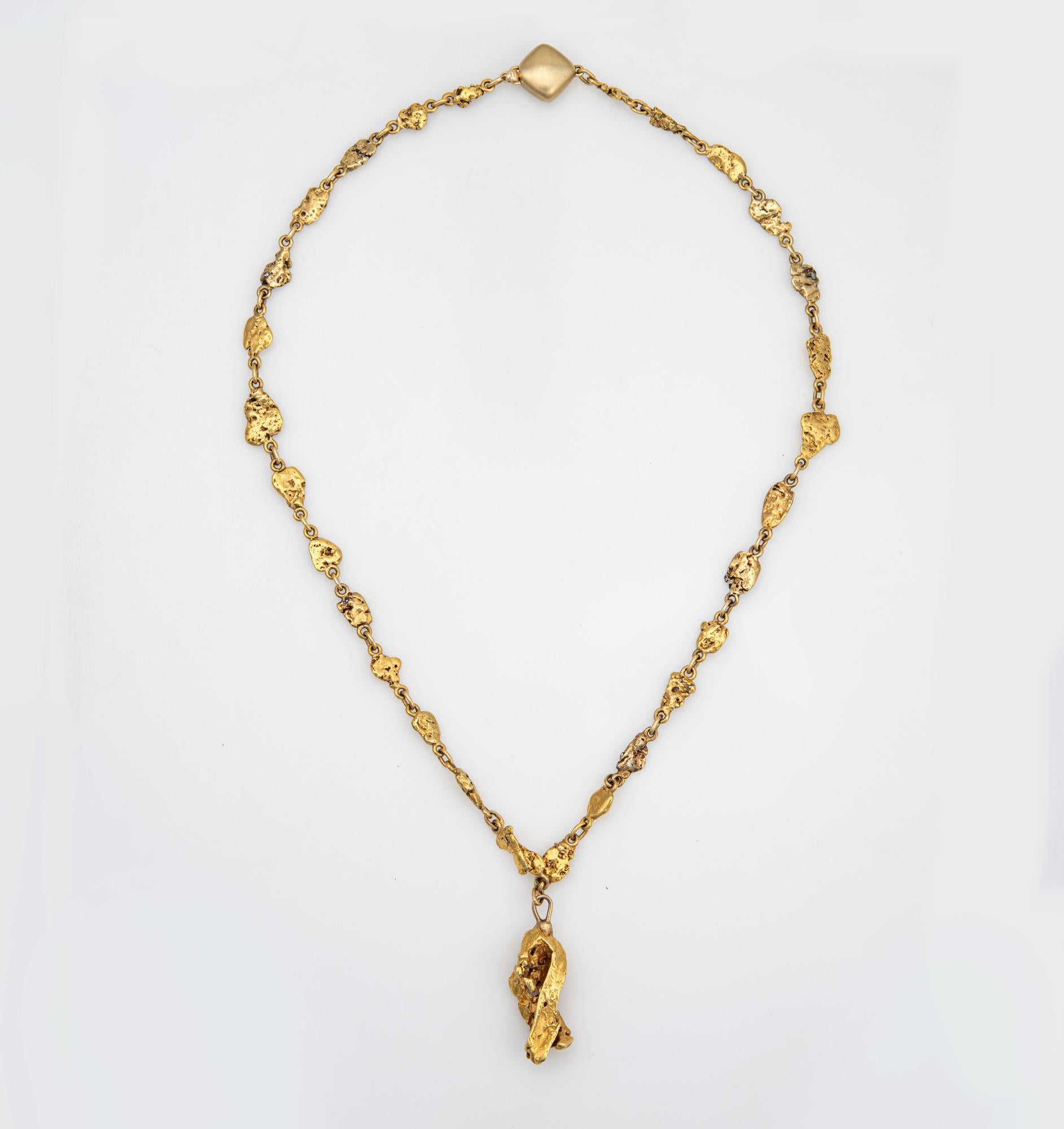 Finely detailed antique Victorian gold nugget necklace (circa 1880s to 1900s), crafted with a 14 karat yellow gold chain and 22k to 24k natural gold nuggets. 

The bold and distinct Victorian era necklace highlights a beautiful display of 28 natural