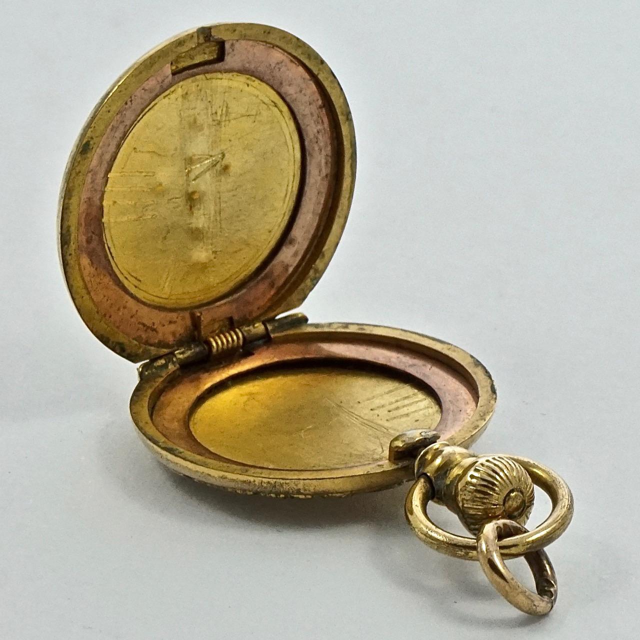 Médaillon victorien ancien en forme de croix en plaqué or et pierre de pâte transparente Unisexe en vente