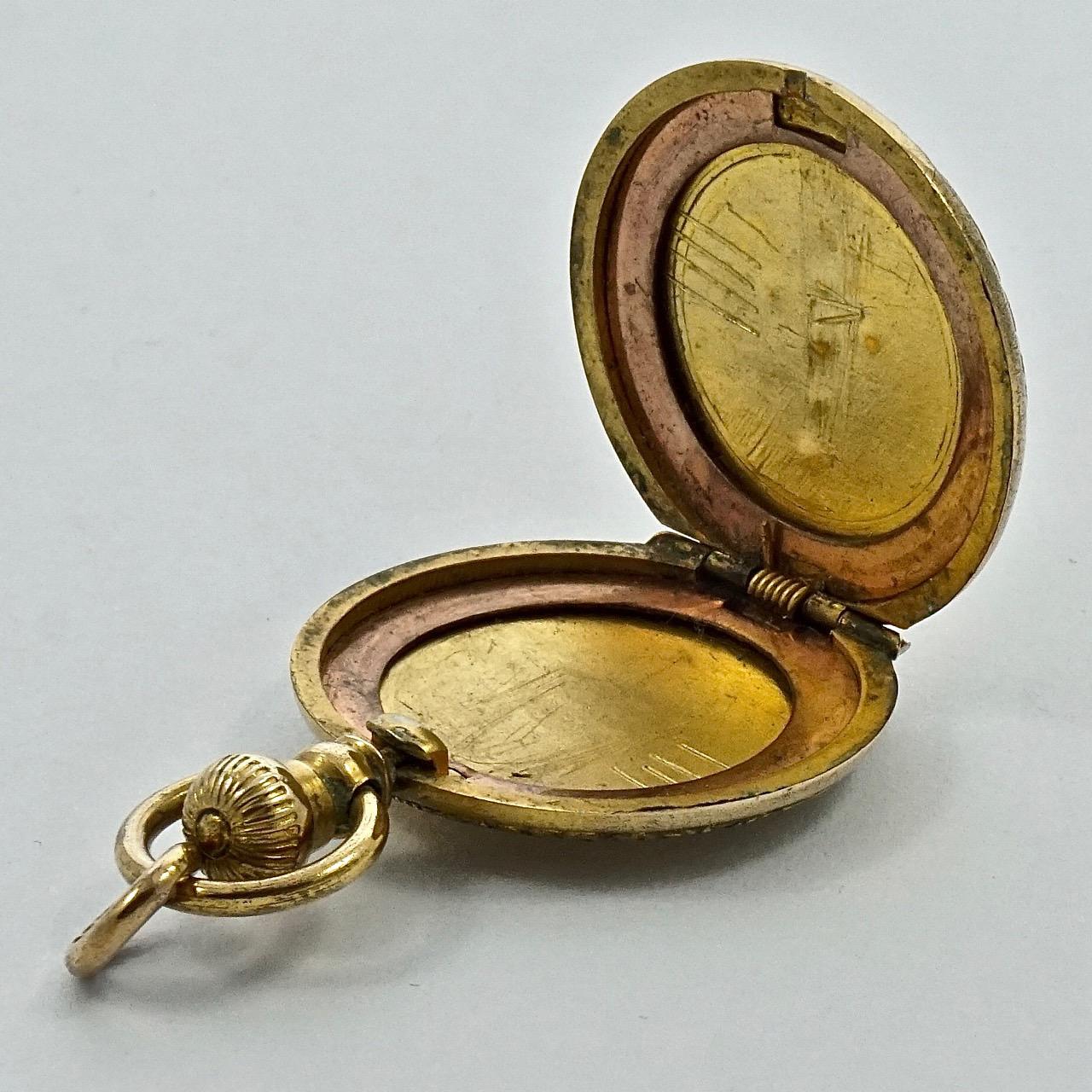 Médaillon victorien ancien en forme de croix en plaqué or et pierre de pâte transparente en vente 1