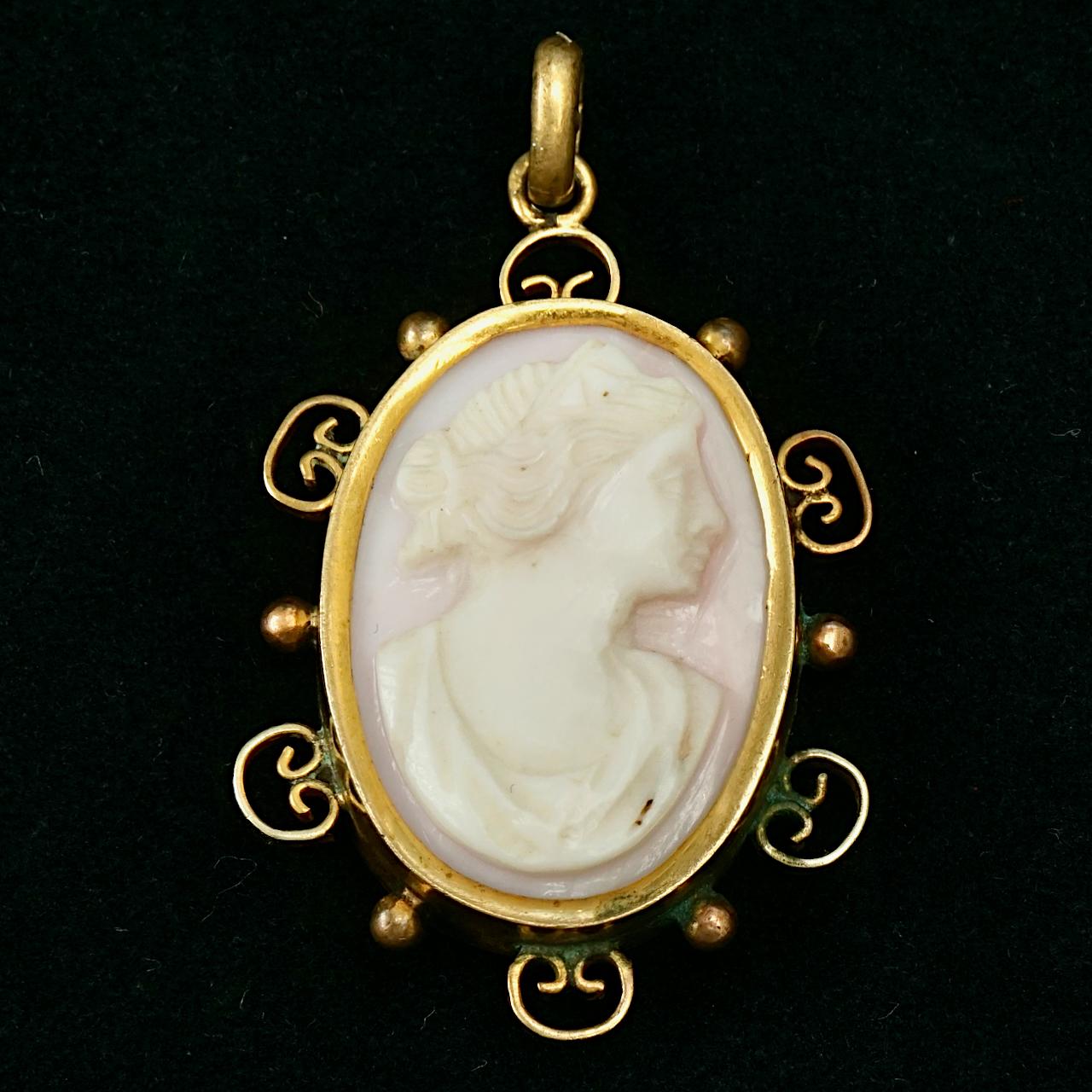Pendentif camée victorien ancien en métal doré sculpté représentant une femme en peau d'ange et corail  en vente 1