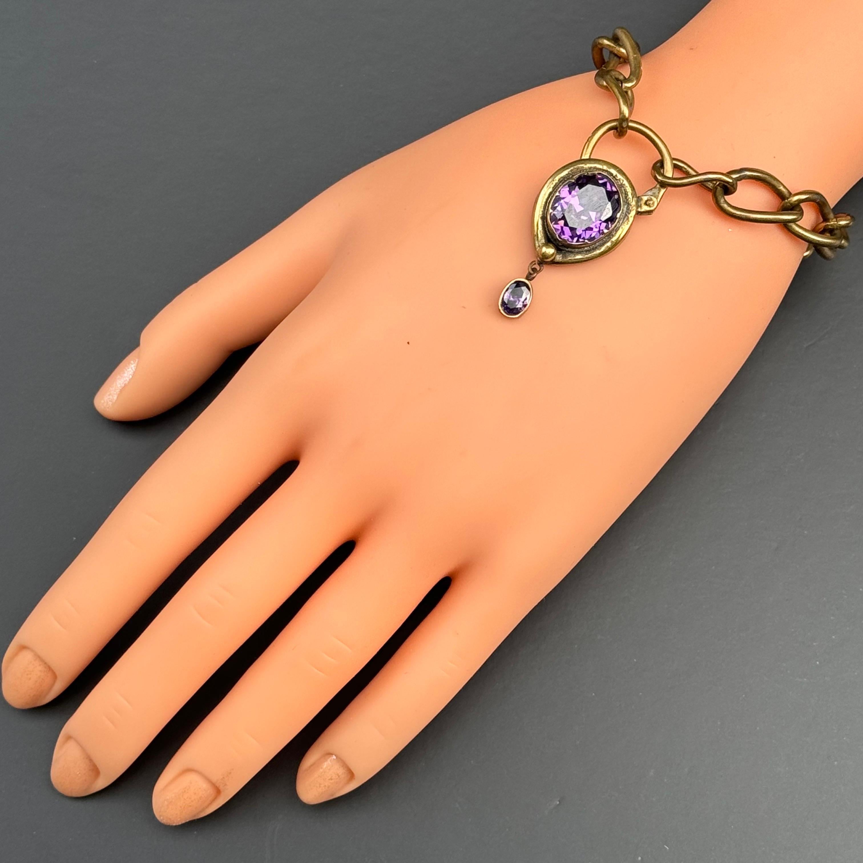 Chaîne victorienne ancienne plaquée or  Bracelet à breloques en forme de cadenas en vente 5