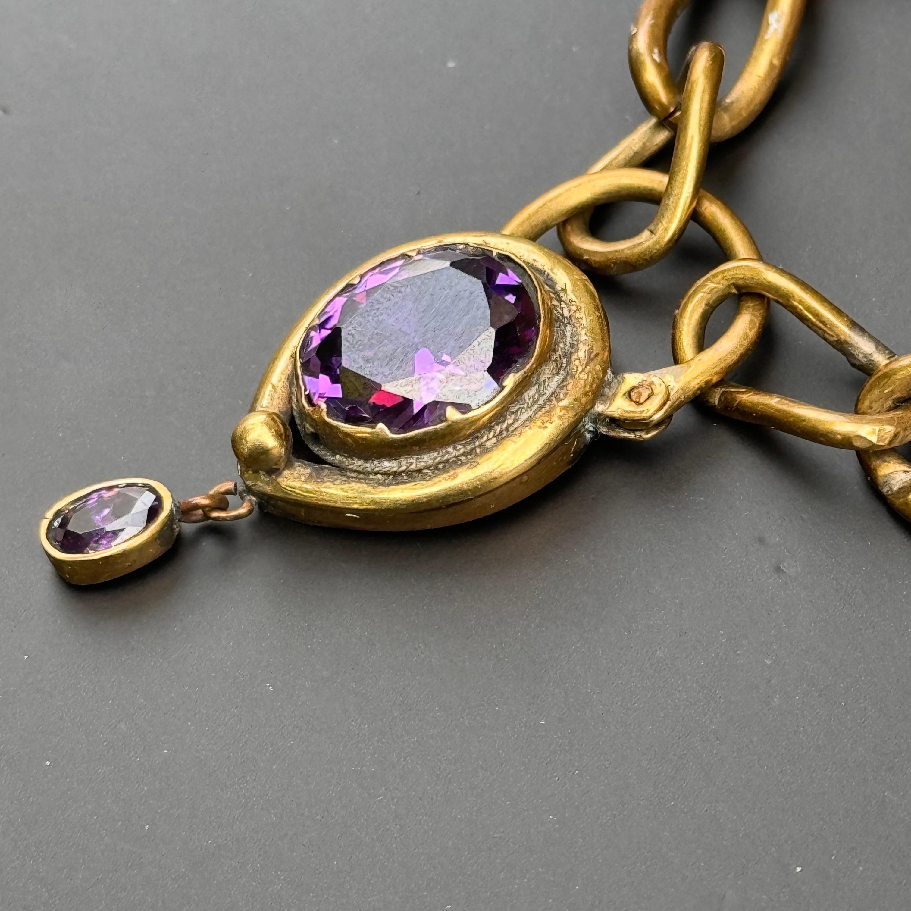 Chaîne victorienne ancienne plaquée or  Bracelet à breloques en forme de cadenas en vente 1