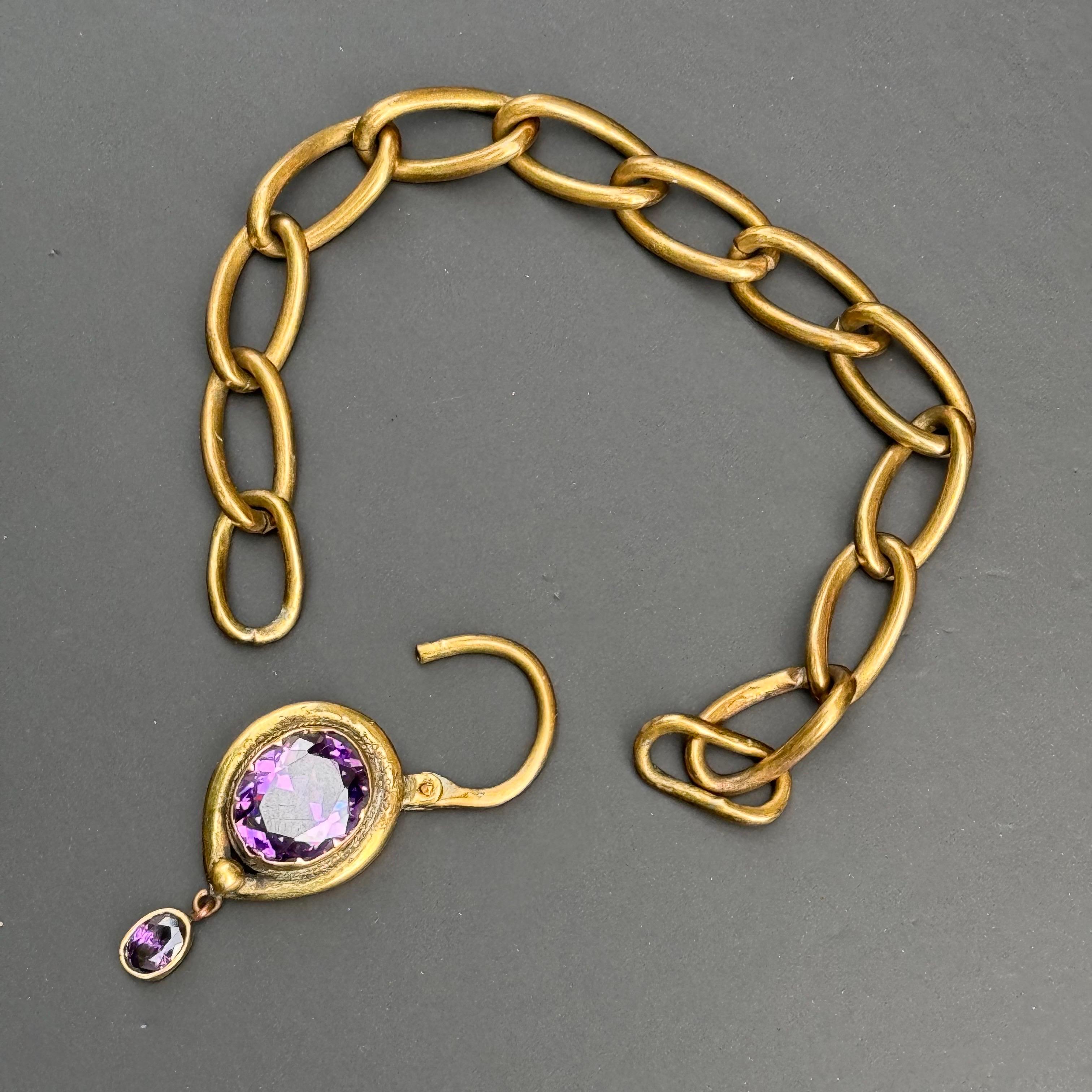 Chaîne victorienne ancienne plaquée or  Bracelet à breloques en forme de cadenas en vente 3