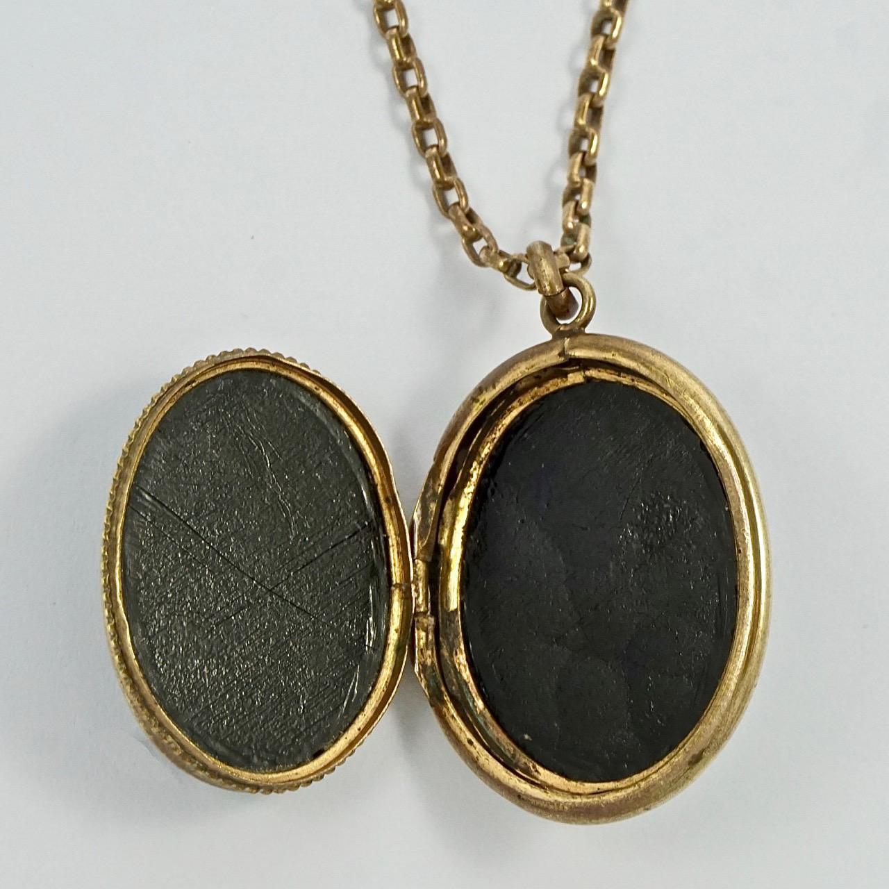 Antique médaillon de deuil de deuil français plaqué or de style victorien avec chaîne Belcher en vente 1