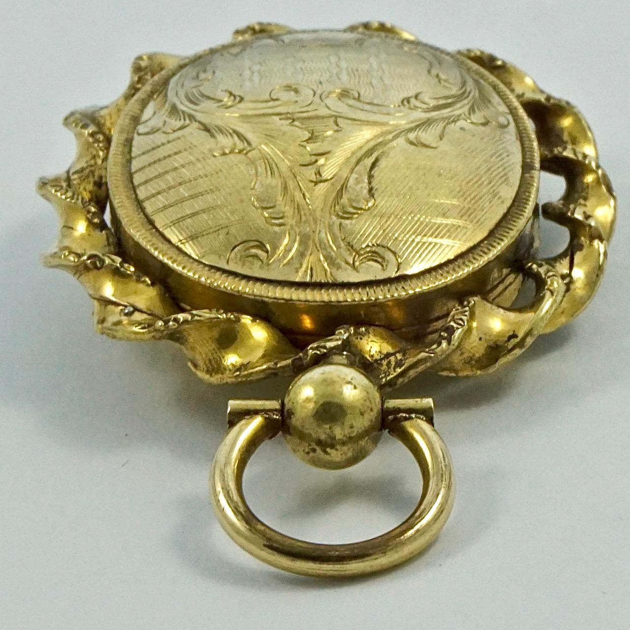 Médaillon victorien ancien gravé à la main en plaqué or en vente 1