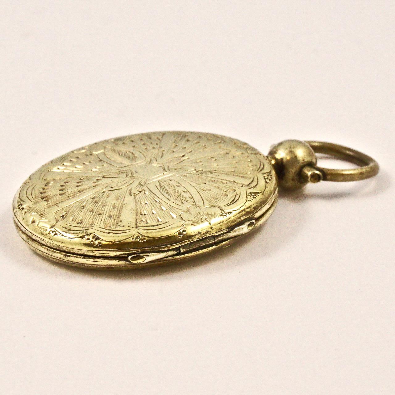 Antique Victorian Gold Plated Hand Engraved Locket with Photograph In Good Condition In London, GB