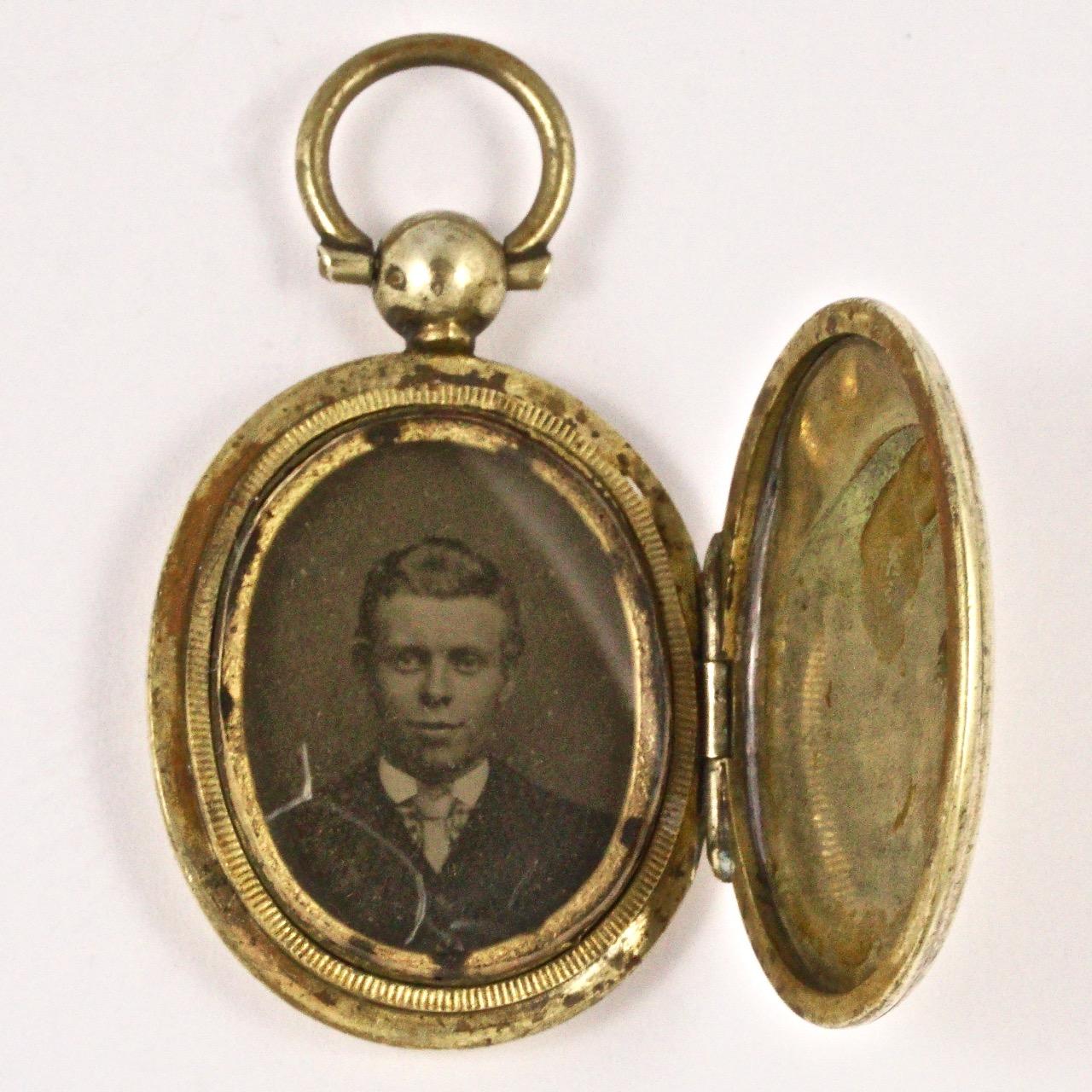 Antique Victorian Gold Plated Hand Engraved Locket with Photograph 3