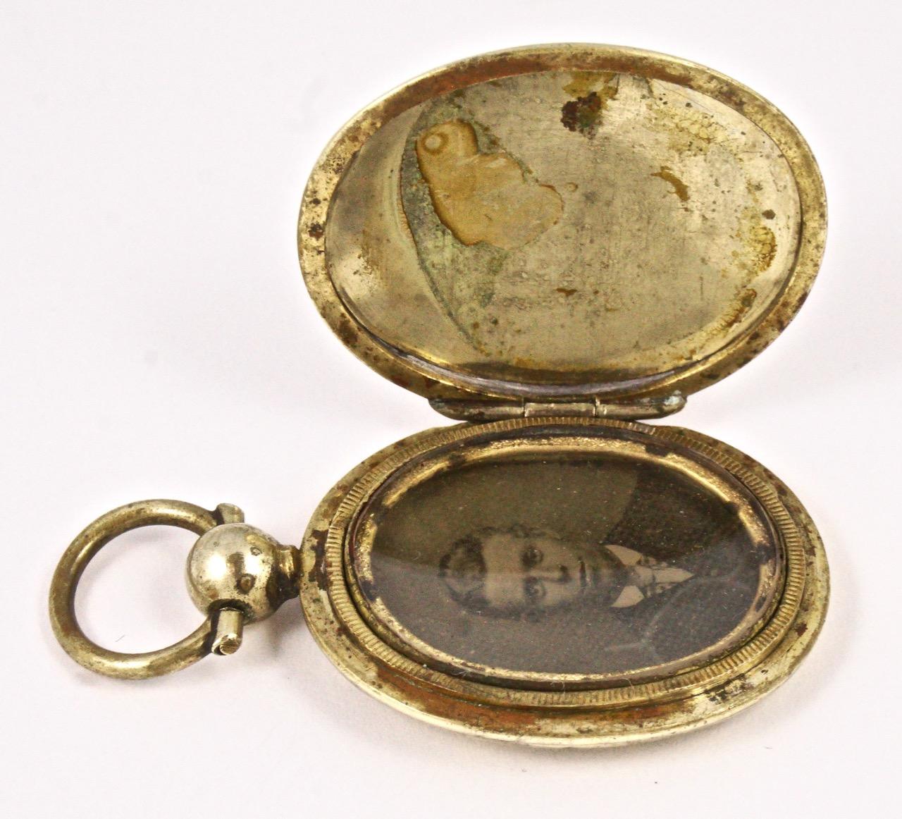 Antique Victorian Gold Plated Hand Engraved Locket with Photograph 4