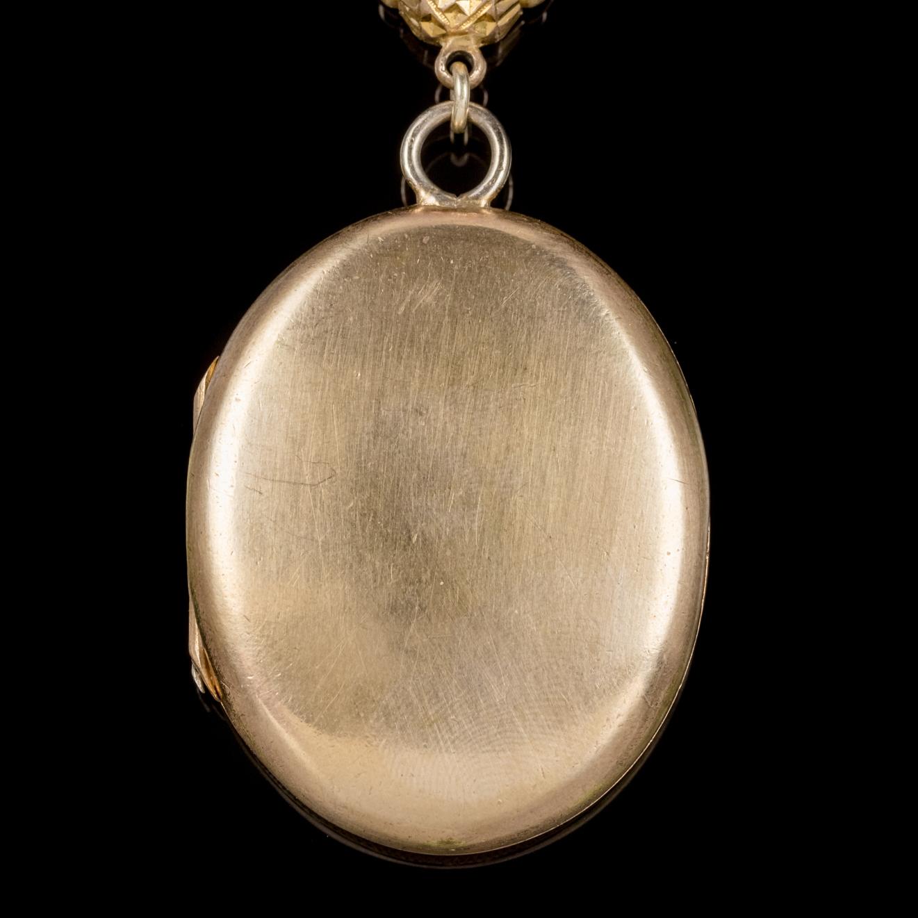 Antique Victorian Gold-Plated Locket Chain Necklace, circa 1900 In Good Condition For Sale In Lancaster, Lancashire