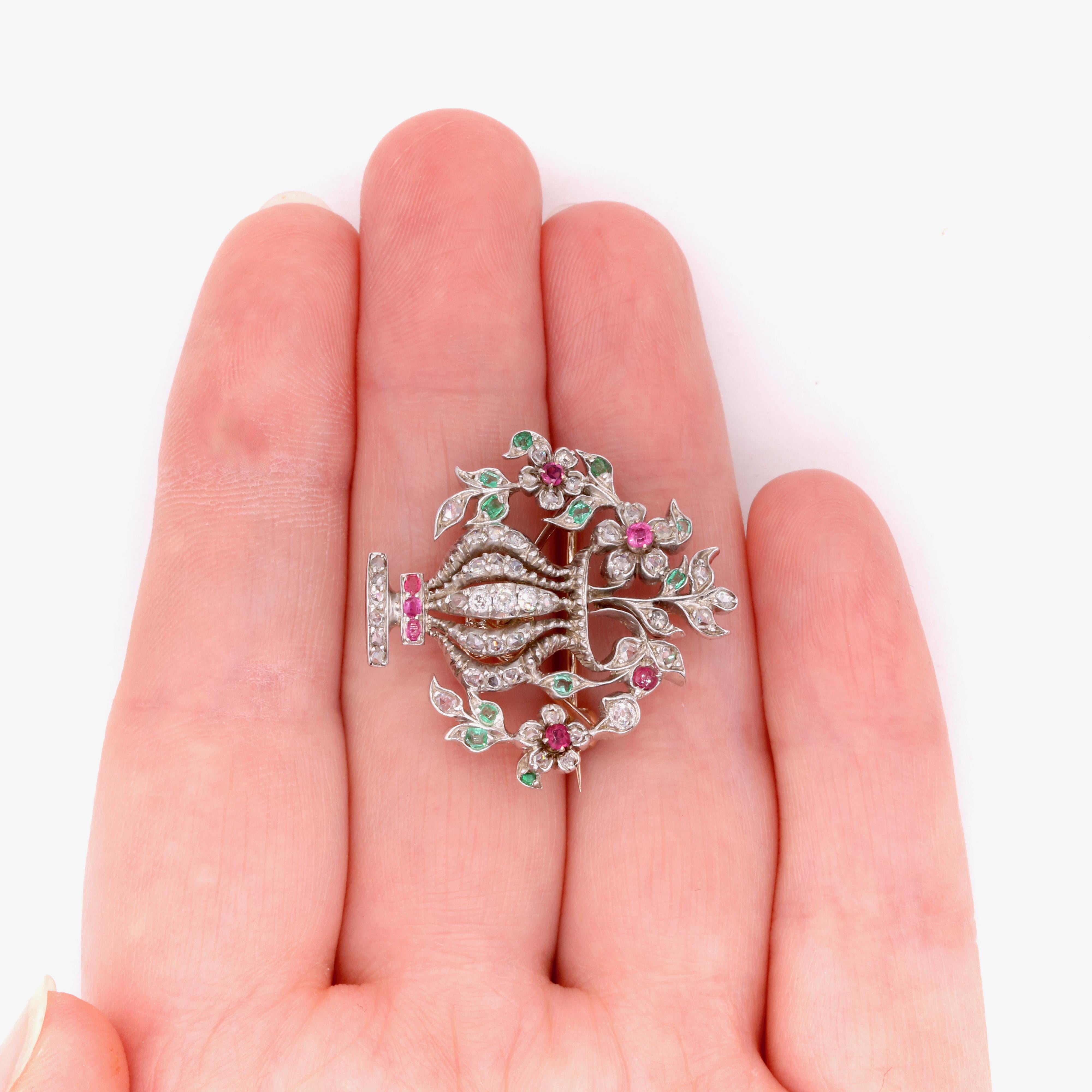 Antiguo broche victoriano de oro y plata con colgante de diamantes, rubíes y esmeraldas Jardiniere en venta 7