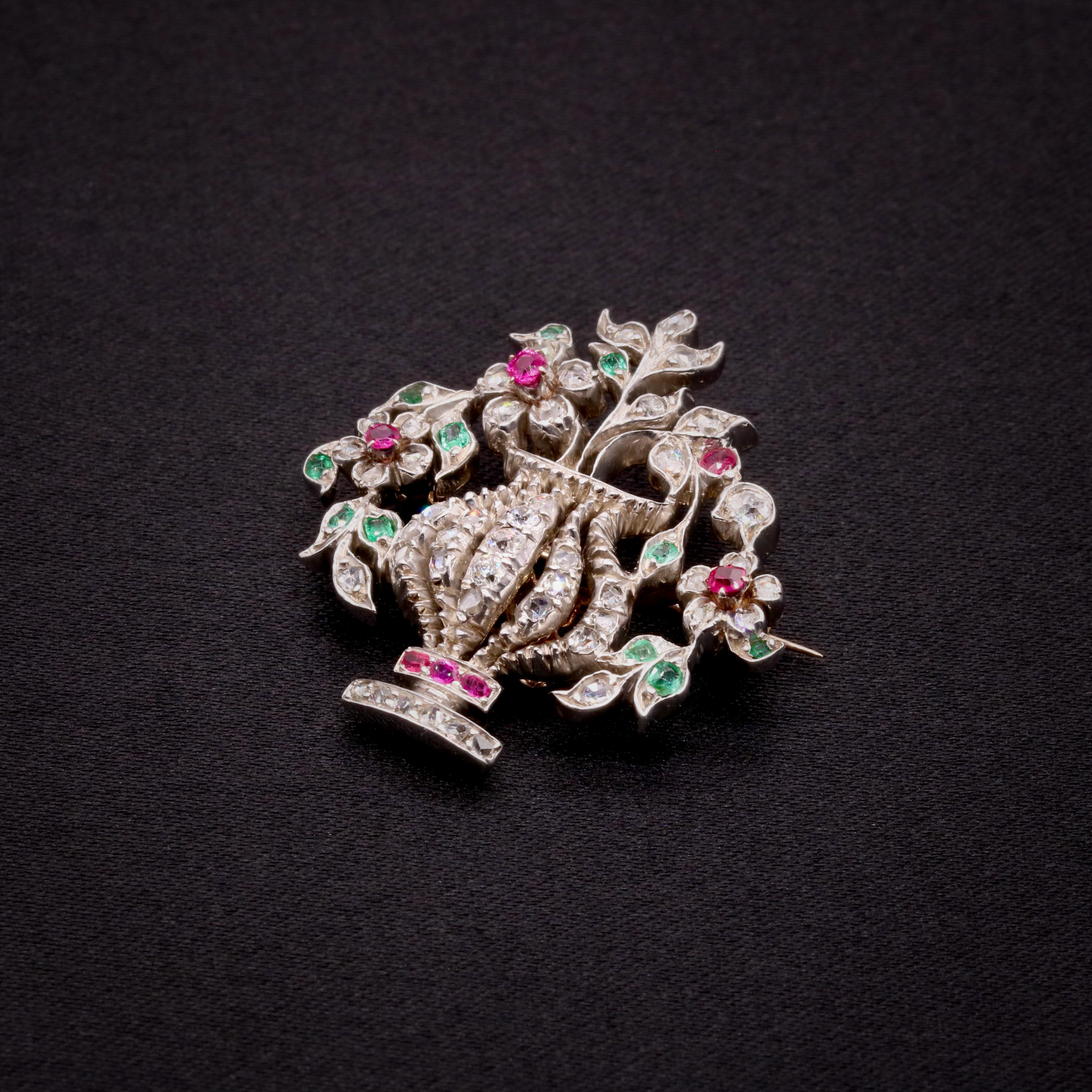 Antiguo broche victoriano de oro y plata con colgante de diamantes, rubíes y esmeraldas Jardiniere en Bueno estado para la venta en Staines-Upon-Thames, GB