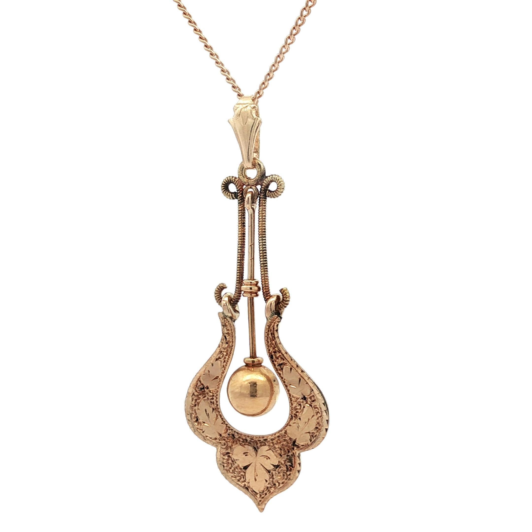 Colgante Lavalier Victoriano Antiguo con Textura Dorada Grabado a Mano Colgante Floral en venta 1