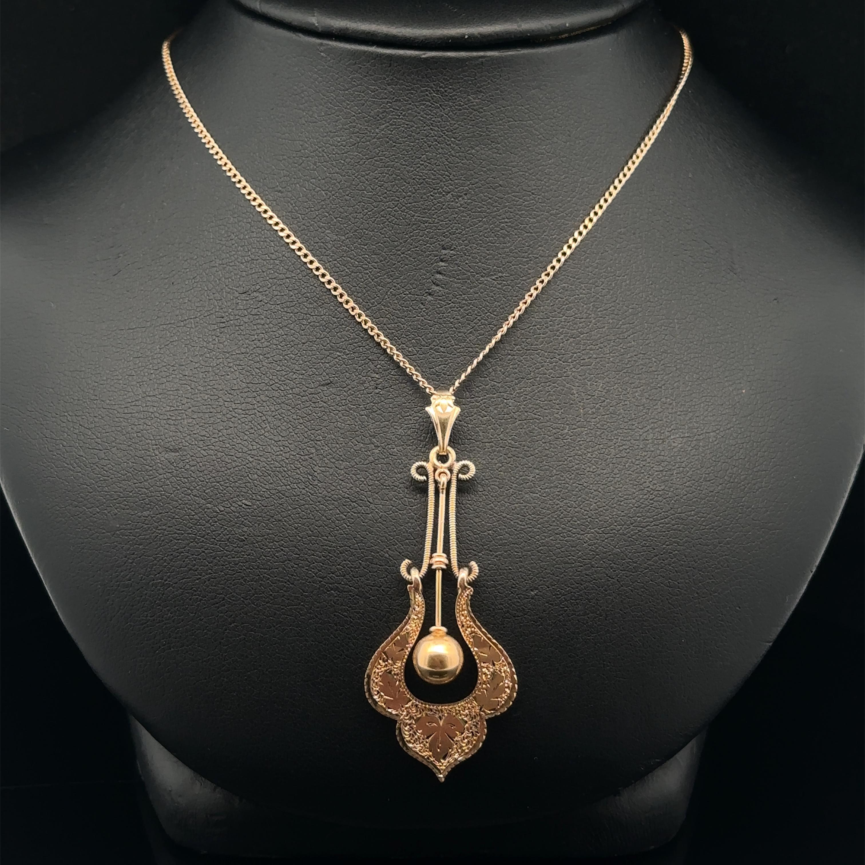 Colgante Lavalier Victoriano Antiguo con Textura Dorada Grabado a Mano Colgante Floral en venta 3