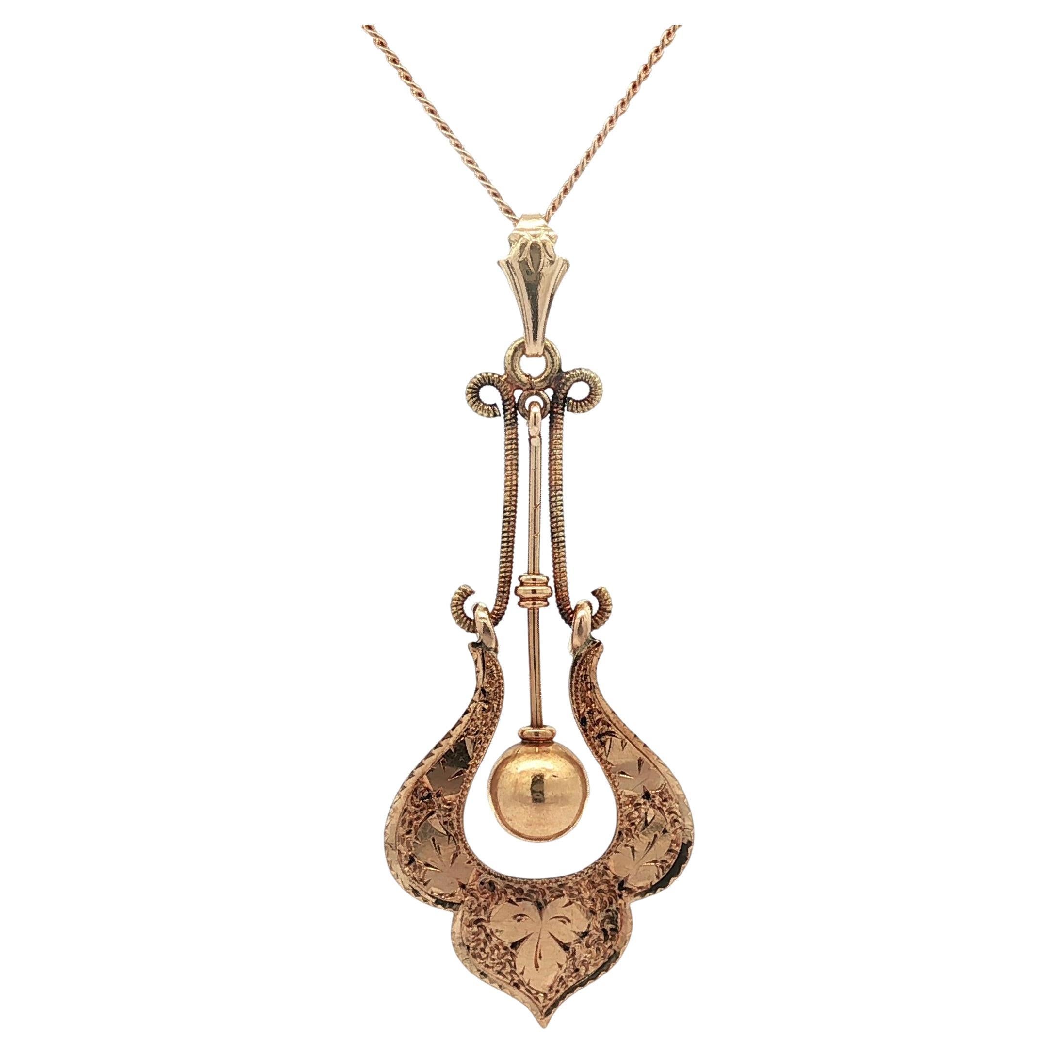 Colgante Lavalier Victoriano Antiguo con Textura Dorada Grabado a Mano Colgante Floral en venta