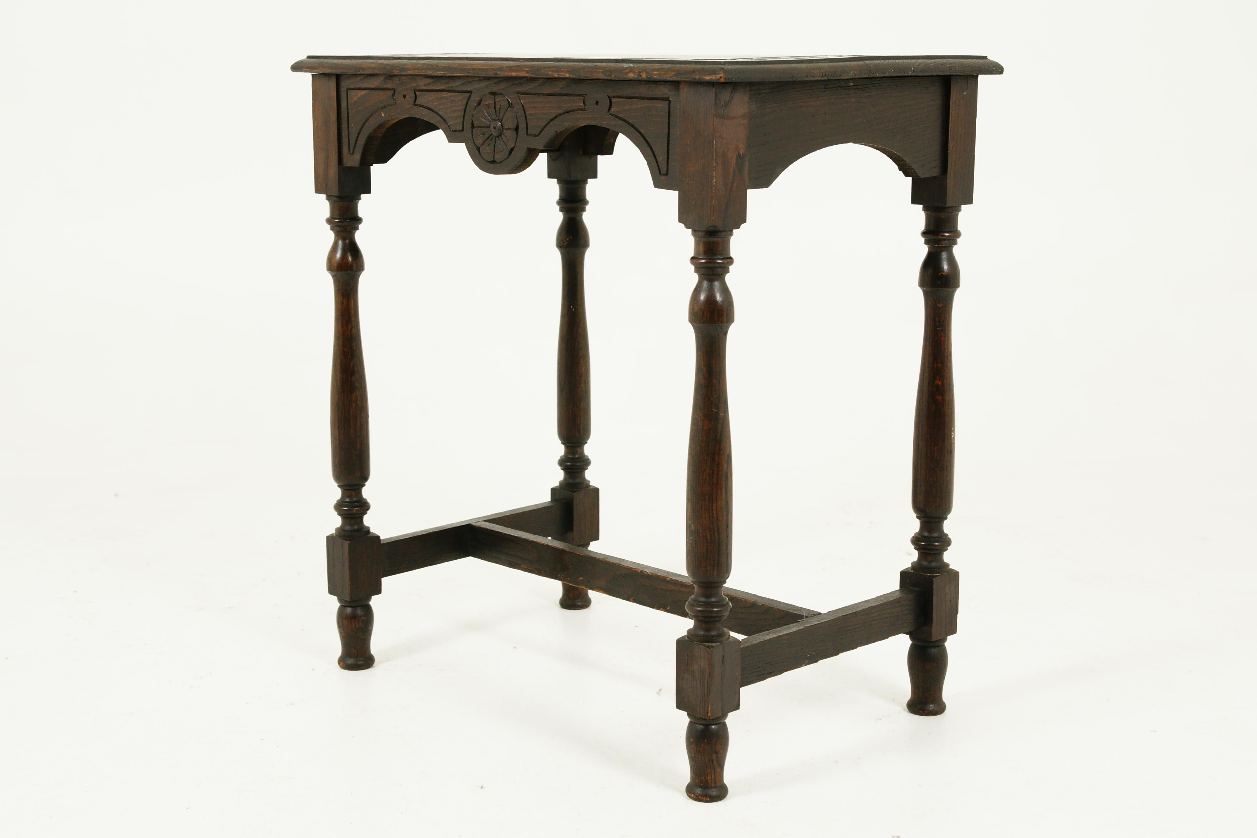 Antique Victorian Gothic Carved Oak Side Table, Lamp Table, Scotland 1880, B2443 In Good Condition In Vancouver, BC