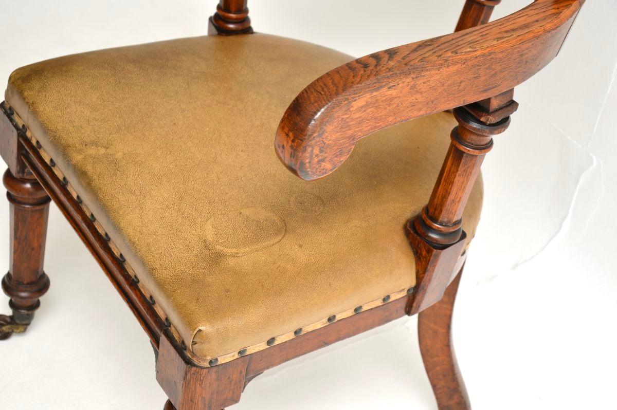 Antica sedia da scrivania in rovere massiccio di epoca vittoriana e gotica in vendita 3