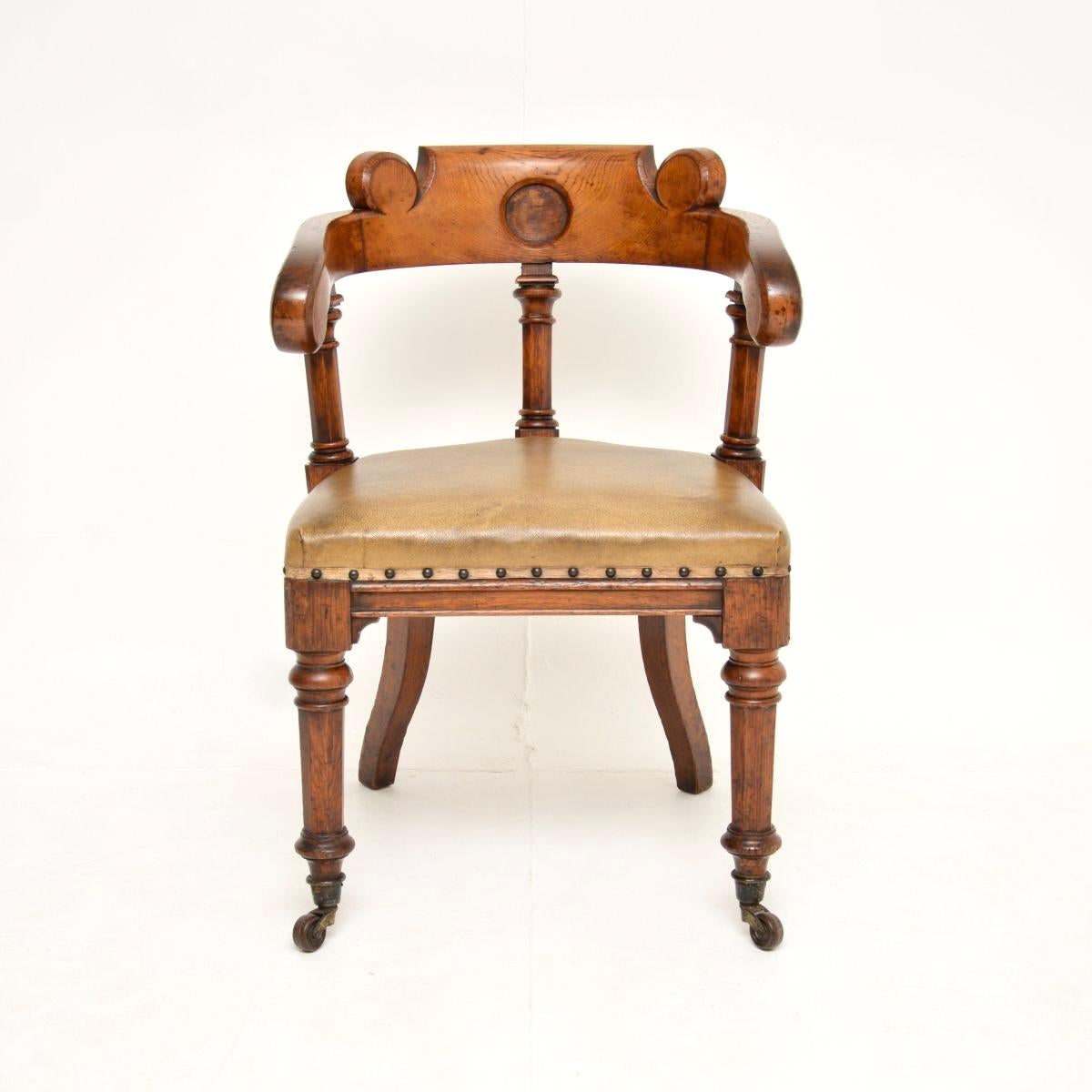 Una superba sedia da scrivania in rovere massiccio di epoca vittoriana e revival gotico, realizzata in Inghilterra e risalente al periodo 1870-1880 circa.

È di qualità eccezionale, è realizzato in modo eccellente ed è anche comodo. Il rovere