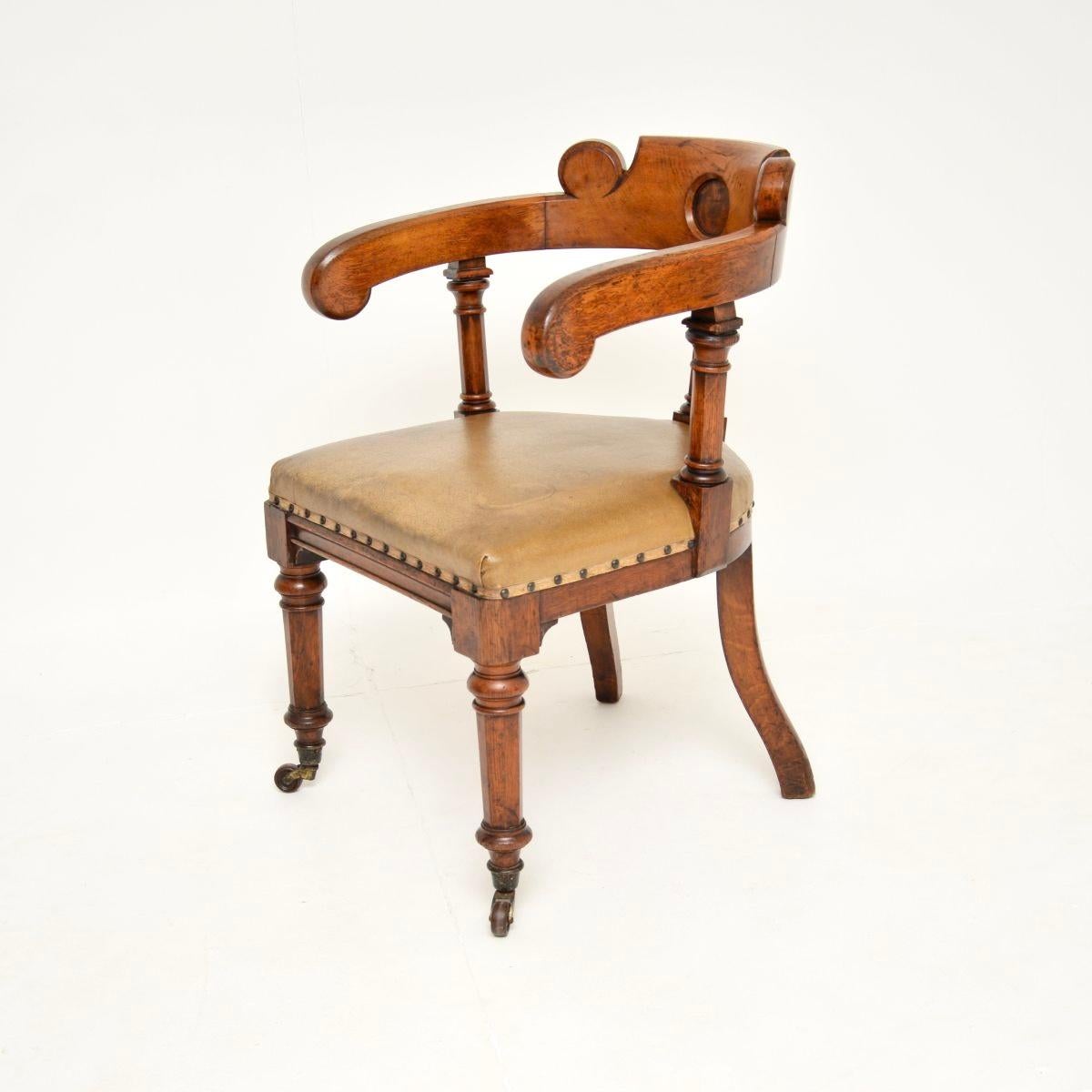 Britannico Antica sedia da scrivania in rovere massiccio di epoca vittoriana e gotica in vendita