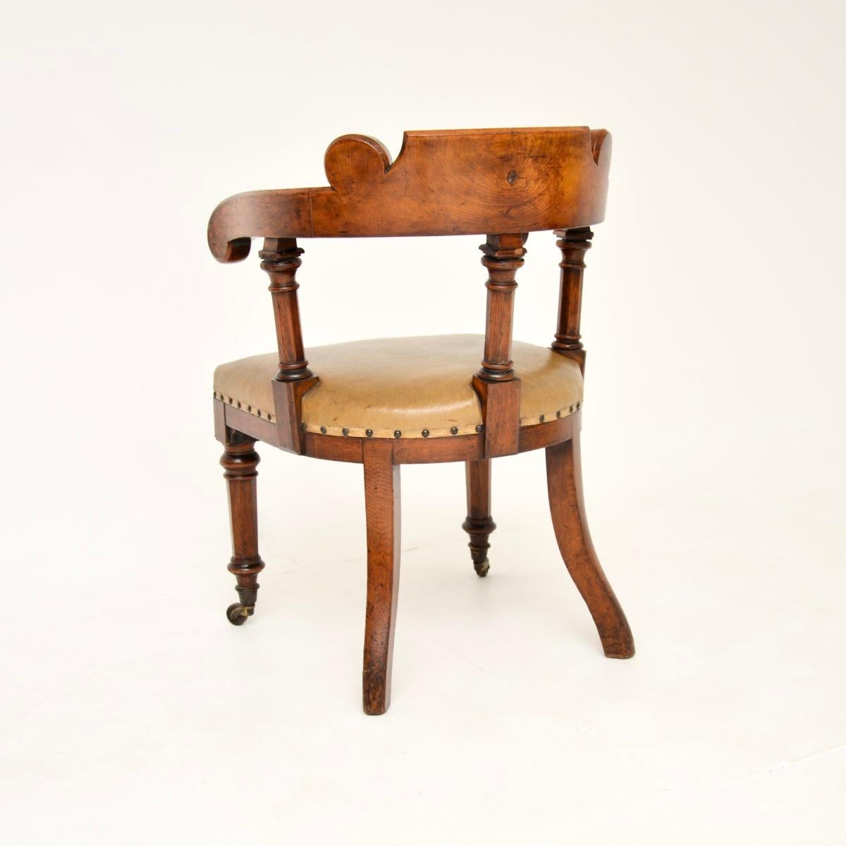 Antica sedia da scrivania in rovere massiccio di epoca vittoriana e gotica In condizioni buone in vendita a London, GB