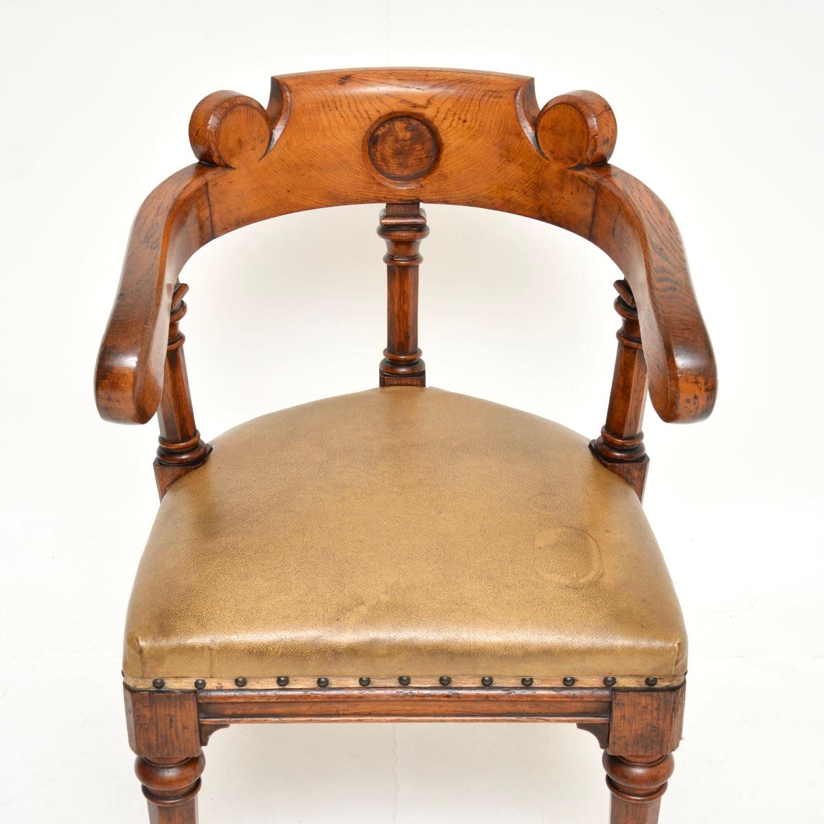 Pelle Antica sedia da scrivania in rovere massiccio di epoca vittoriana e gotica in vendita