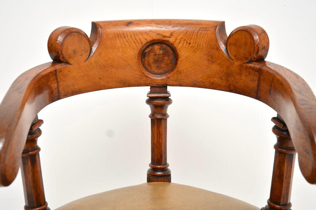 Antica sedia da scrivania in rovere massiccio di epoca vittoriana e gotica in vendita 1