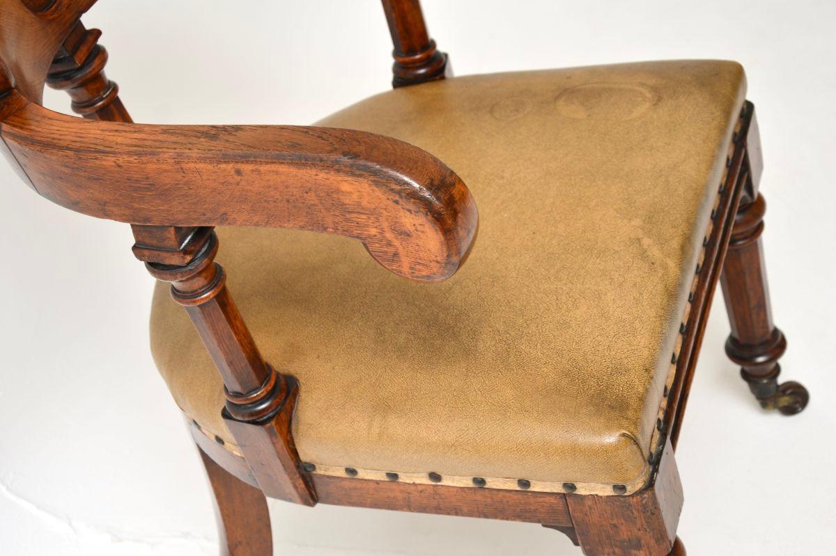 Antica sedia da scrivania in rovere massiccio di epoca vittoriana e gotica in vendita 2