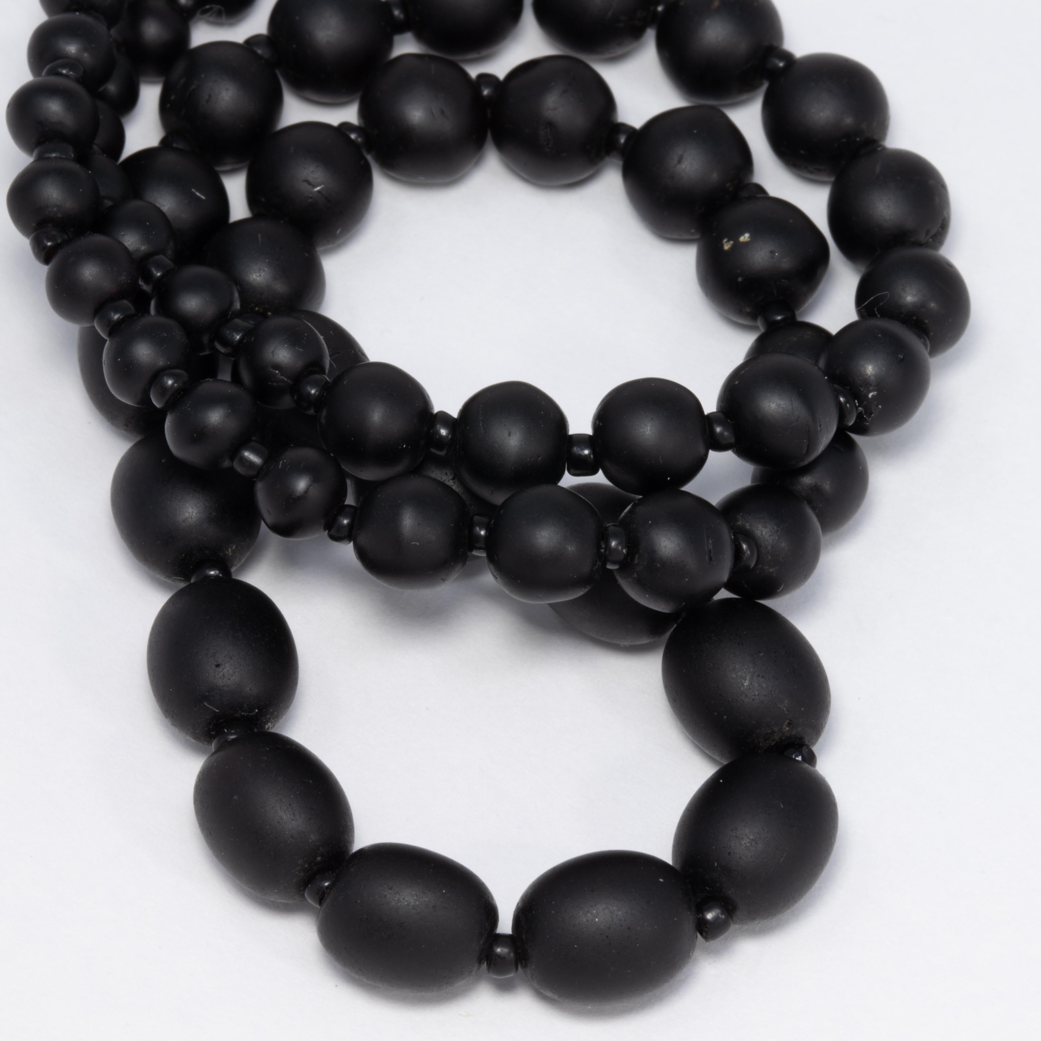 Antique Victorian Graduated Jet Beads Mourning Necklace In Good Condition In Milford, DE
