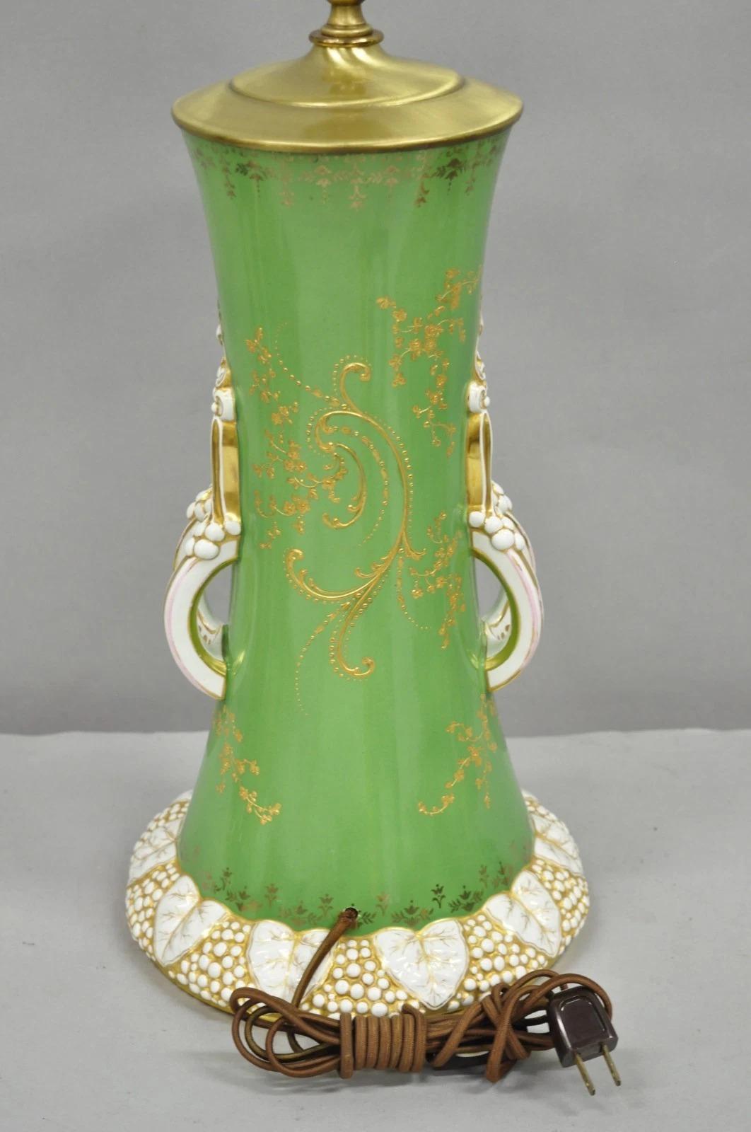 Antique lampe de table victorienne en porcelaine autrichienne verte peinte à la main avec des fleurs françaises en vente 3
