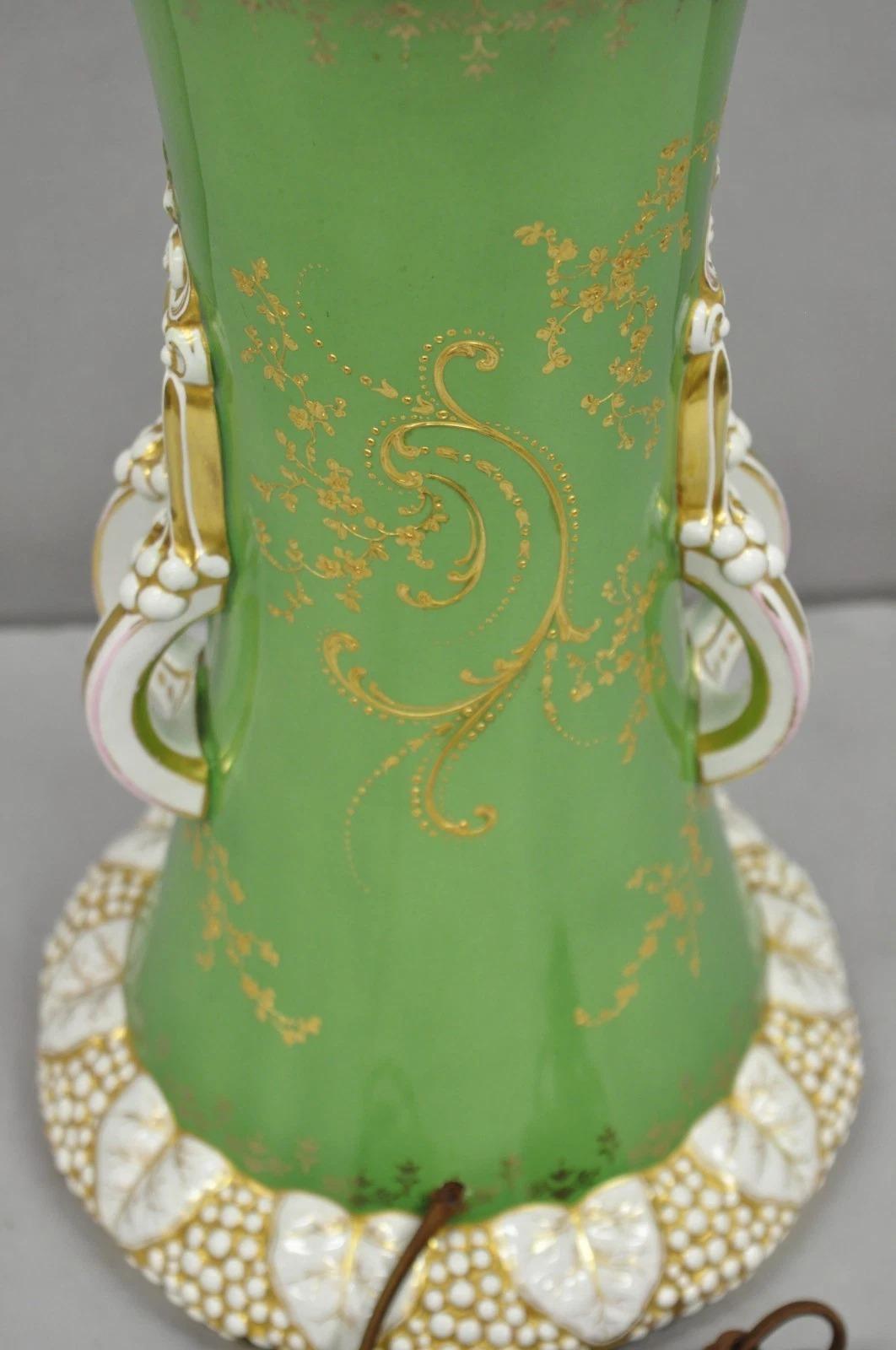 Antique lampe de table victorienne en porcelaine autrichienne verte peinte à la main avec des fleurs françaises en vente 4