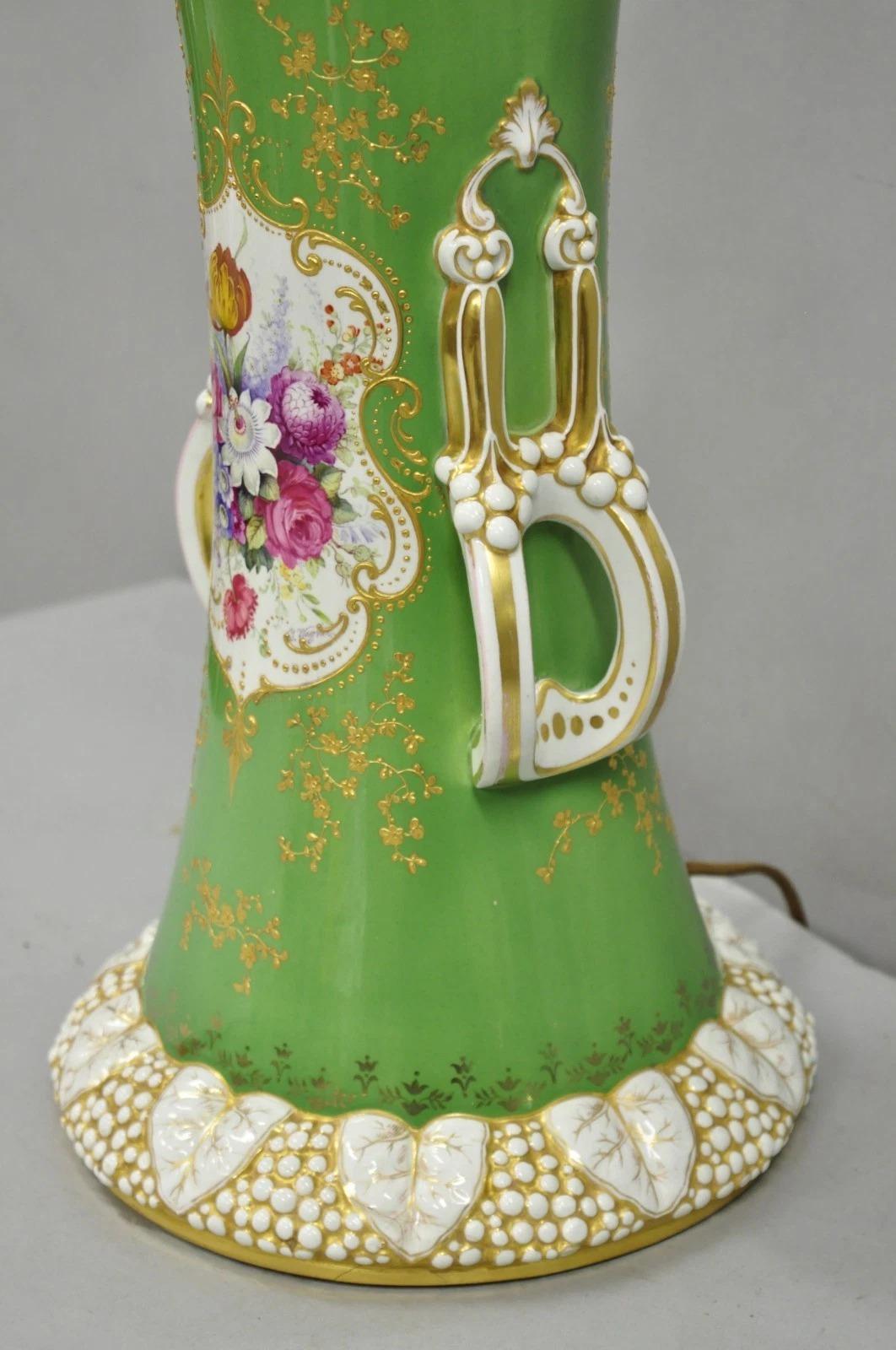 Antique lampe de table victorienne en porcelaine autrichienne verte peinte à la main avec des fleurs françaises en vente 5