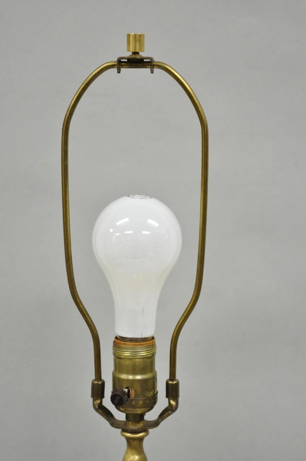 Antique lampe de table victorienne en porcelaine autrichienne verte peinte à la main avec des fleurs françaises en vente 6
