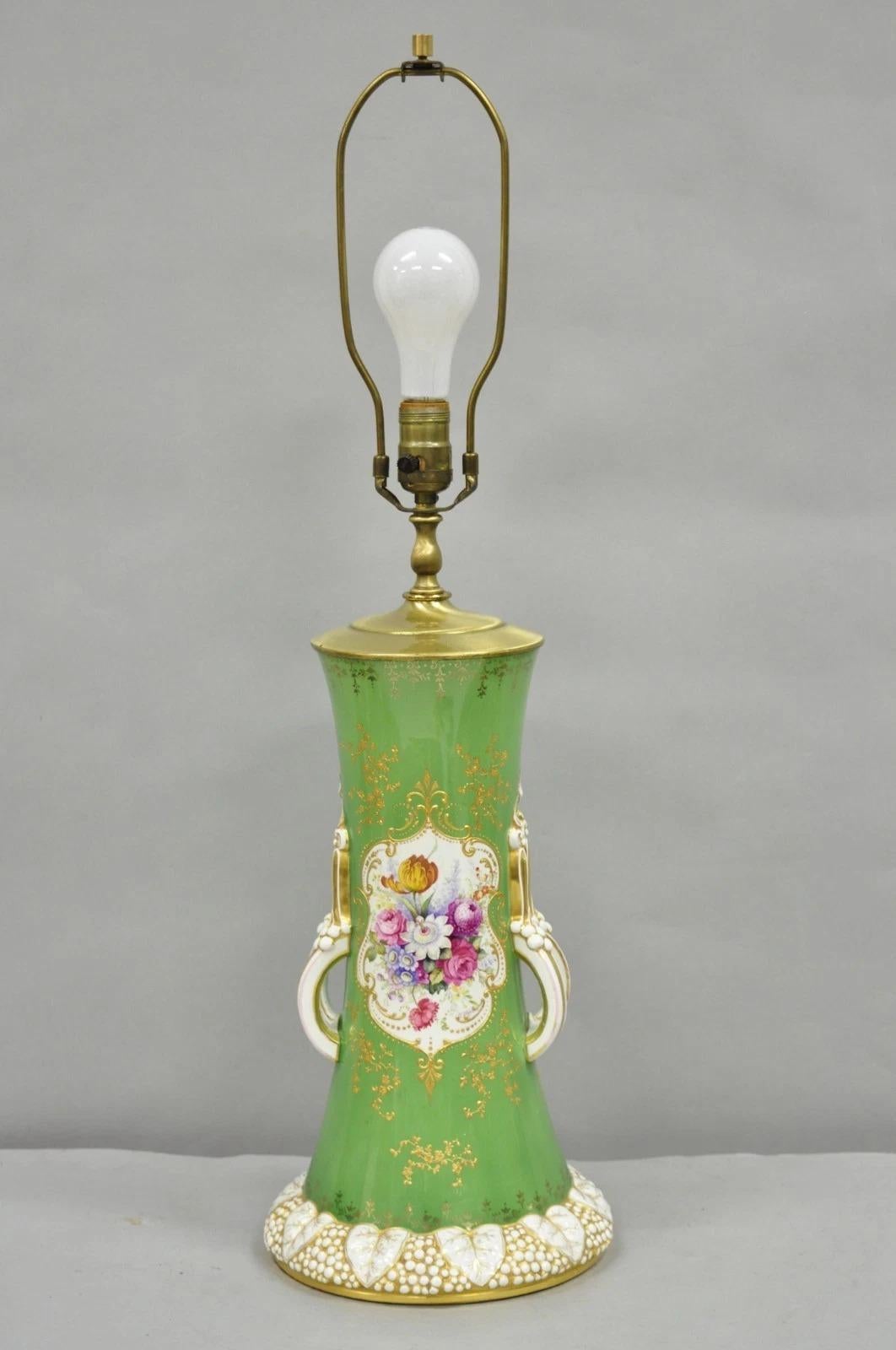 Antique lampe de table victorienne en porcelaine autrichienne verte peinte à la main avec des fleurs françaises en vente 7