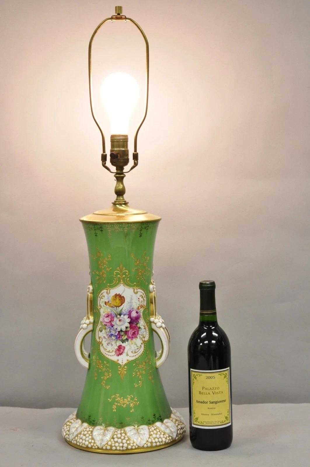 Ancienne lampe de table victorienne en porcelaine autrichienne verte peinte à la main avec des fleurs. Circa Early 20th Century. Mesures :  31