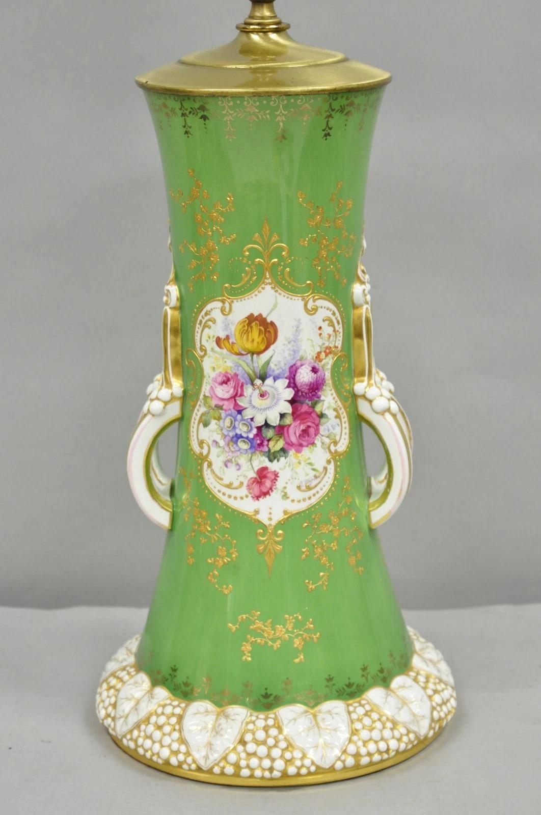 Victorien Antique lampe de table victorienne en porcelaine autrichienne verte peinte à la main avec des fleurs françaises en vente