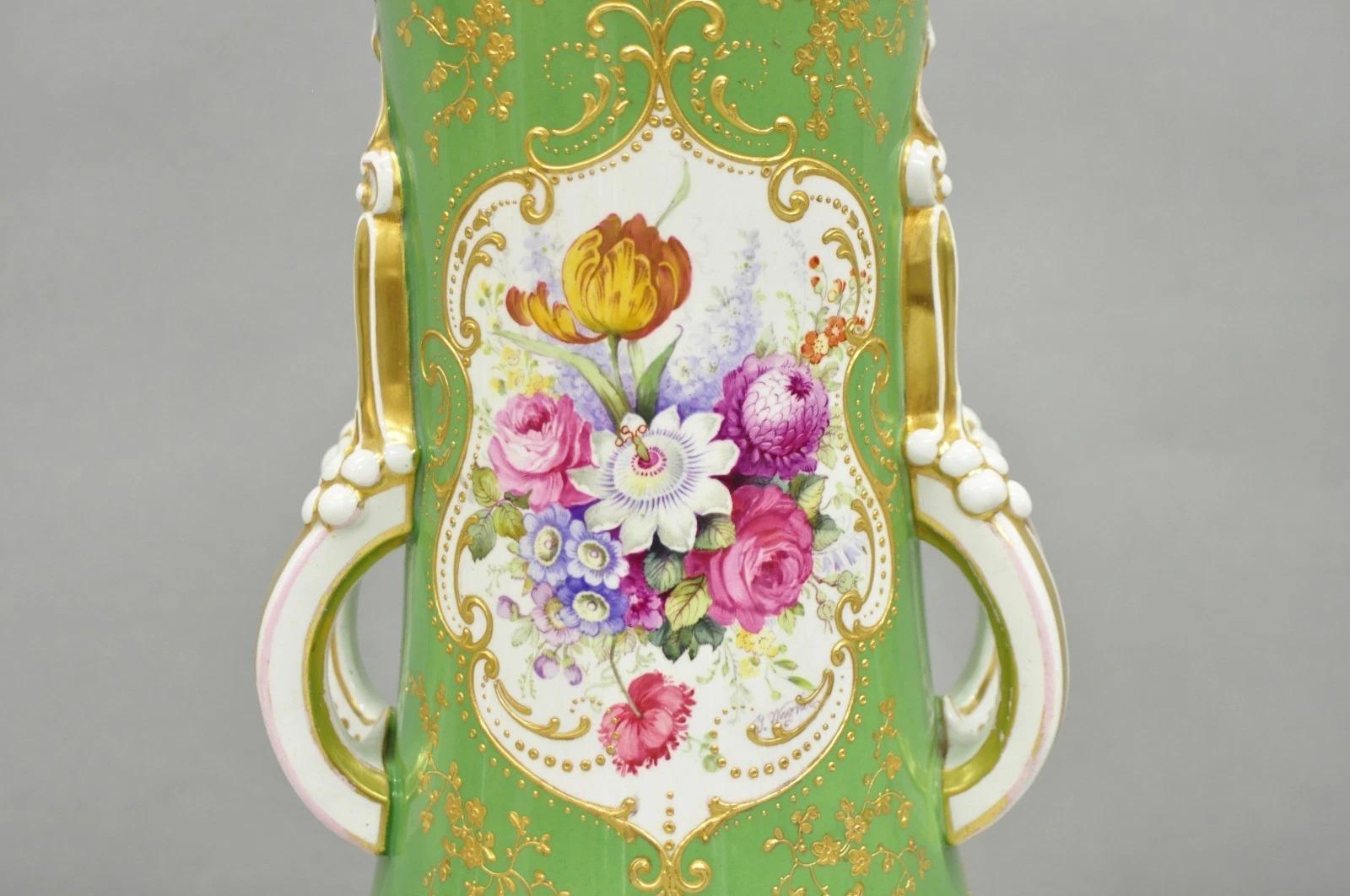 Inconnu Antique lampe de table victorienne en porcelaine autrichienne verte peinte à la main avec des fleurs françaises en vente