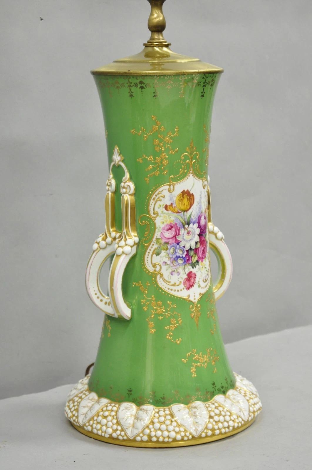 Antique lampe de table victorienne en porcelaine autrichienne verte peinte à la main avec des fleurs françaises Bon état - En vente à Philadelphia, PA