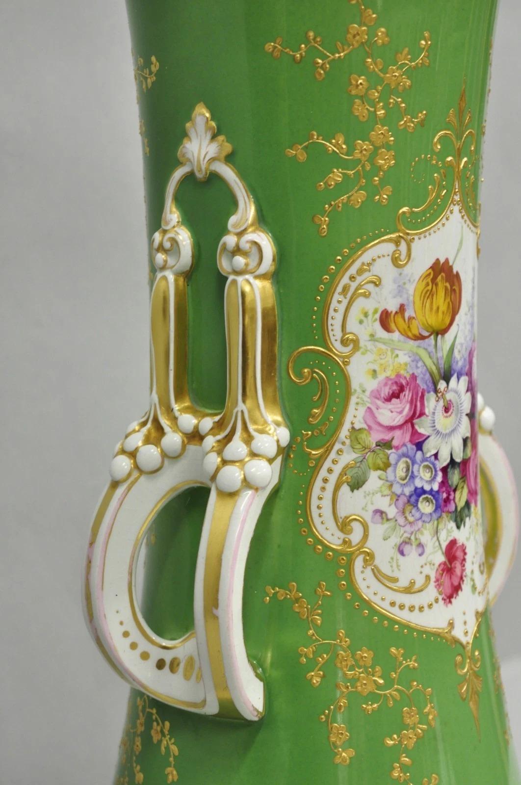 20ième siècle Antique lampe de table victorienne en porcelaine autrichienne verte peinte à la main avec des fleurs françaises en vente