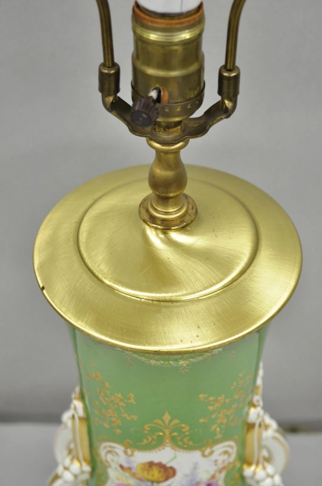 Porcelaine Antique lampe de table victorienne en porcelaine autrichienne verte peinte à la main avec des fleurs françaises en vente