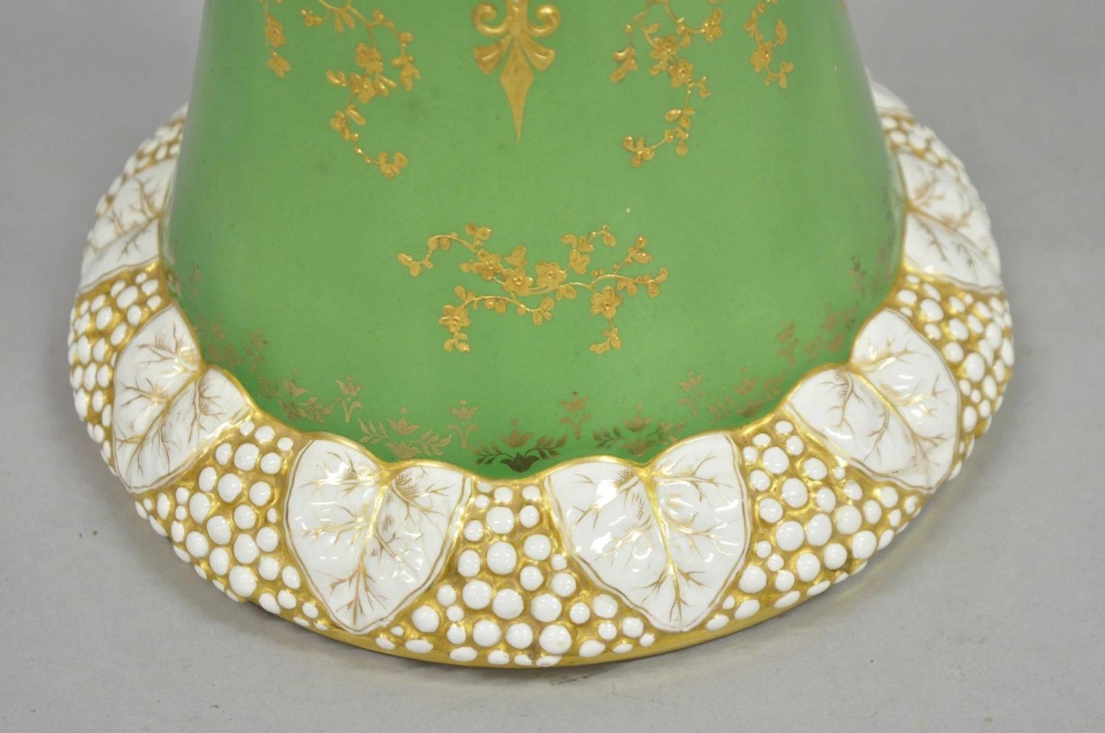 Antique lampe de table victorienne en porcelaine autrichienne verte peinte à la main avec des fleurs françaises en vente 1